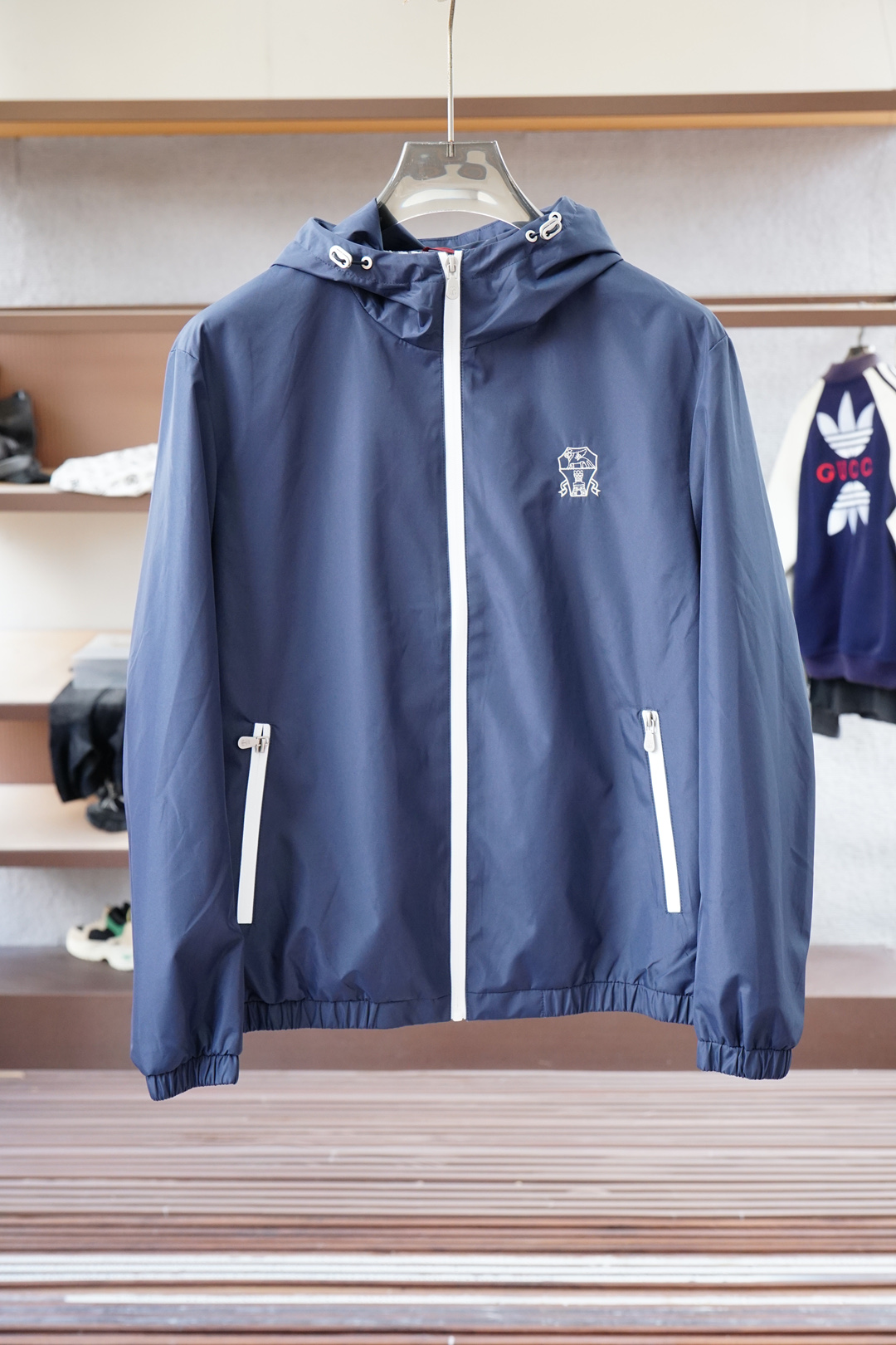 NO:527279,Bruti - BC-2025 autumn and winter new series # Opens new ways to wear autumn and winter outfits, new autumn and winter jackets 2025 latest series, classic polyester fiber material, obliquely cut and spliced ​​back large body cloth, odorizing the combination of Italian luxury cutting and top fashion design, the upper body presents a loose and not bloated refreshing effect. Full satin lining, classic bright green contrasting color wrapping rollers inside, mature craftsmanship shows the beauty of elegance and delicateness. Spliced ​​elastic threaded hem, low-key and fashionable, within reach. Color black and blue gray Size M-3XL,, jackets & coats, alexander wang19860909布鲁提- BC-2025秋冬新款系列# 开启秋冬穿搭新玩法,秋冬新款外套 2025最新系列,经典的聚酯纤维材质,斜裁拼接后幅大身布,体味意式奢华裁剪与顶尖时尚设计的结合,上身呈现宽松不臃肿的清爽效果.全缎面里布,内里经典亮绿撞色包边滚条,成熟工艺尽显优雅与细腻之美.拼接弹力螺纹下摆,低调时尚,触手可及. 颜色黑色蓝灰 尺码M-3XL,,jackets & coats,alexander wang,Men's clothing