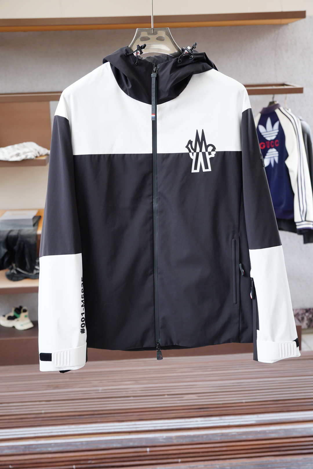 NO:527285,The 2025 autumn and winter new series # Opens up new ways to wear autumn and winter, the 2025 latest series, classic polyester fiber material, obliquely cut and spliced ​​back large body cloth, odorizing the combination of Italian luxury cutting and top fashion design, the upper body presents a loose and not bloated refreshing effect. The full satin lining, classic bright green contrasting colored edge rollers inside, mature craftsmanship shows the beauty of elegance and delicateness. The splicing elastic threaded hem is low-key and fashionable, within reach. Color black splicing/size M-3XL, Moncler, jackets & coats, alexander wang19860909蒙口-2025秋冬新款系列# 开启秋冬穿搭新玩法,秋冬新款冲锋衣外套 2025最新系列,经典的聚酯纤维材质,斜裁拼接后幅大身布,体味意式奢华裁剪与顶尖时尚设计的结合,上身呈现宽松不臃肿的清爽效果.全缎面里布,内里经典亮绿撞色包边滚条,成熟工艺尽显优雅与细腻之美.拼接弹力螺纹下摆,低调时尚,触手可及. 颜色黑色拼接/ 尺码M-3XL,,Moncler,jackets & coats,alexander wang,Men's clothing