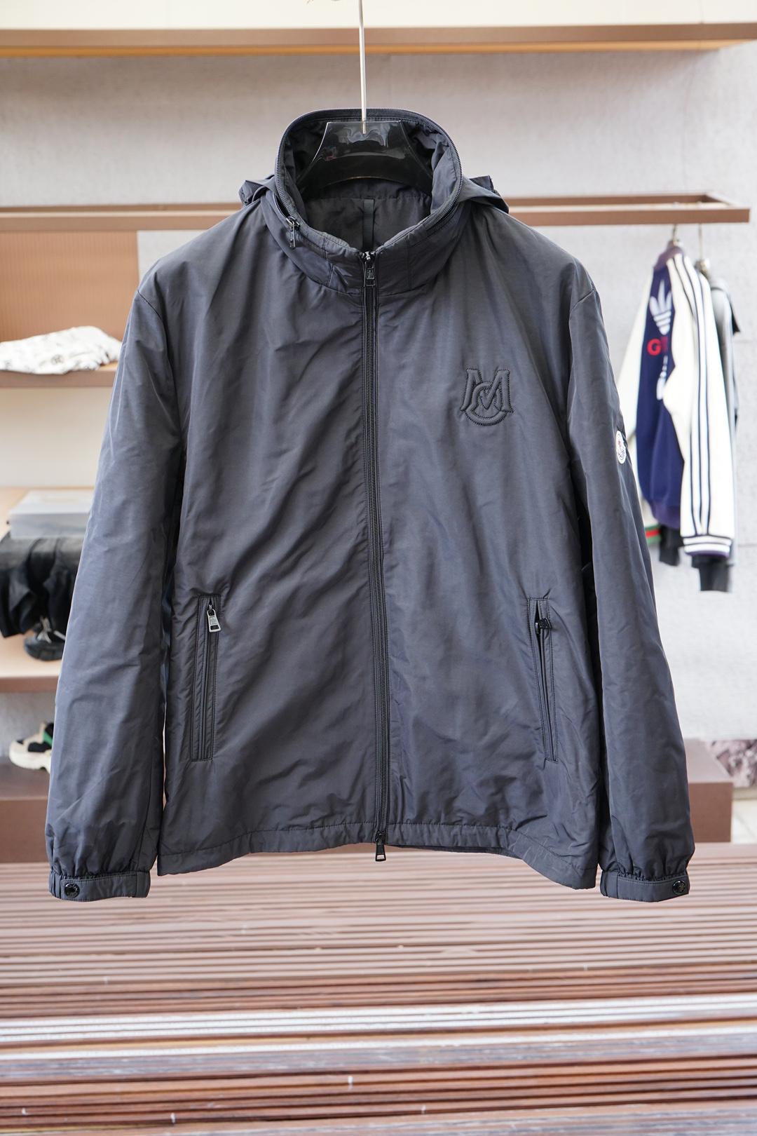 NO:527274,The mask - New autumn and winter style series # Opens up new ways to wear autumn and winter styles, the latest series of autumn and winter coats 2025, classic polyester fiber material, and the splicing of breast straps echo the brand's classic weaving craftsmanship elements. The obliquely cuts and splicing back large body cloth, savoring the combination of Italian luxury cutting and top fashion design, and the upper body presents a loose and not bloated refreshing effect. The full satin lining, classic bright green contrasting color wrapping rollers inside, mature craftsmanship shows the beauty of elegance and delicateness. The splicing elastic threaded hem is low-key and fashionable, within reach. Color black Size M-3XL, Moncler, jackets & coats, alexander wang19860909蒙口-秋冬新款系列# 开启秋冬穿搭新玩法,秋冬新款外套 2025最新系列,经典的聚酯纤维材质,胸前拼接织带拼接呼应品牌经典的编织工艺元素.斜裁拼接后幅大身布,体味意式奢华裁剪与顶尖时尚设计的结合,上身呈现宽松不臃肿的清爽效果.全缎面里布,内里经典亮绿撞色包边滚条,成熟工艺尽显优雅与细腻之美.拼接弹力螺纹下摆,低调时尚,触手可及. 颜色黑色 尺码M-3XL,,Moncler,jackets & coats,alexander wang,Men's clothing