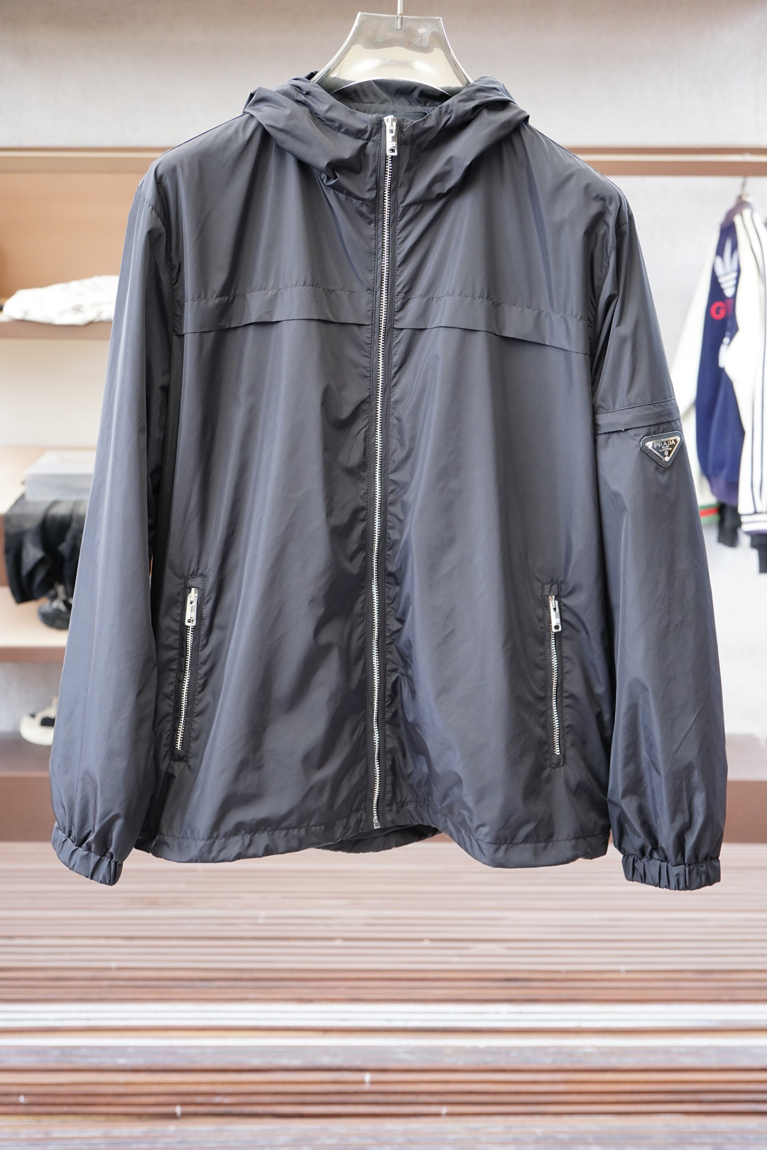 NO:527277,Prada/New PHD Re-Nylon Recycled Nylon Material Contrasted Zippered Plate-Boarded Collar Jacket, Arm Pocket Decoration Light Jacket. Order in the same channel in Romania, the most anticipated boutique products are coming, hitting the classic urban outdoor casual business style, with craftsmanship and appearance full of quality!  It is built with the usual hit classic jacket style, but the highlights of this model are indeed beyond the past. The contrasting zippered placket, the iconic metal triangle logo embellishment on the chest, and the recycled nylon waterproof fabric are specially designed for outdoor use. It can be said that the whole body is 360 degrees. It perfectly improves the grade of the entire jacket, and the high-end luxury you can get at a glance!  Custom-made metal zippers are equipped with clear and exquisite brand logo embellishments, suitable for all men and for all occasions, and are the most commuter functional jackets. P home’s unique technology nylon material has a subtle touch and a seductive gloss, and the comfort of the upper body is absolutely to the top. With the top craftsmanship and various details, they are representative of the craftsman spirit of P home. This kind of detail creation is enough to make people feel the level of this style intuitively and three-dimensionally, which adds points to the wearer!  !  Size M-3XL, prada, prada, jackets & coats, jackets & coats, alexander wang19860909Prada普拉达/新款P家Re-Nylon再生尼龙材质撞色拉链门襟立领外套,手臂口袋装饰轻便夹克.罗马尼亚同渠道订单,最为期待的精品狠货来袭,撞经典都市户外休闲商务风格,工艺与颜值拉满！ 秉承着一贯的爆款经典夹克版型打造,但是此款的看点确实超越以往.撞色拉链门襟,胸前标志性金属三角徽标点缀,再生尼龙防水面料,专为户外打造,可以说浑身上下360度都皆是看点.完美提升整件夹克的档次,一眼便能GET到的高端奢华感！客供定制金属拉链,拉链标识刻有清晰精致的品牌LOGO点缀,适合一切男人,适合一切场合,可谓是最通勤的功能性夹克外套. P家独有的科技尼龙材质,触感微妙,光泽度更是撩人,上身舒适度绝对到顶.加上顶级的工艺打造,各种细节的处理,都是P家工匠精神的代表,这种细节的打造,足以让人直观立体的感受到此款的档次所在,更为穿着者加分！！尺码M-3XL,,prada,prada,jackets & coats,jackets & coats,alexander wang,Men's clothing