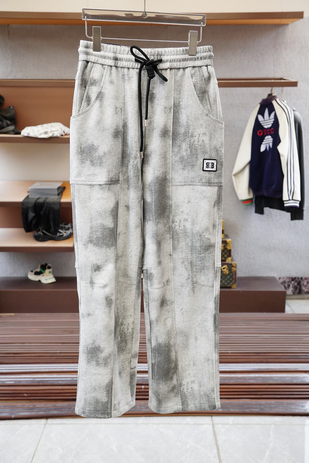 NO:527302,Balenciaga-2025 autumn and winter men's casual pants, fine cotton and spandex fabric casual pants, the latest upper body style is invincible!  This pants are very versatile, elastic waist, and can be worn for daily work. They are the perfect combination of fashionable and casual and outdoor sports, so whether you wear them normally or outdoors, they are your best choice. Extreme comfort and quick sweating are the most popular key points, improving the comfort of wearing and suitable for aerobics and trail running conditions. This style is a jogging casual pants with an extremely wide range of applications, allowing you to naturally maintain a love for sports in summer, or you can wear them in casual life. Size M-3XL, color grey, balenciaga, alexander wang19860909巴黎世家-2025 秋冬男士休闲裤 细棉加氨纶面料休闲裤,最新款上身版型无敌正！ 绝对可以闭眼收的一款 此款裤子非常百搭,弹力腰围,日常上班 户外运动都可以穿着,是时尚休闲与户外运动的完美结合,所以无论您平时穿或者户外穿都是您的最佳选择. 极致舒适和快速排汗是备受青睐的重点,提升穿着舒适度,适合有氧运动和越野跑条件下穿着,此款是一件适用范围极其广泛的跑步休闲裤,让你在夏天自然可以保持对运动热爱,也可以在休闲生活中穿着 尺码M-3XL, 颜色华灰色,,balenciaga,alexander wang,Men's clothing