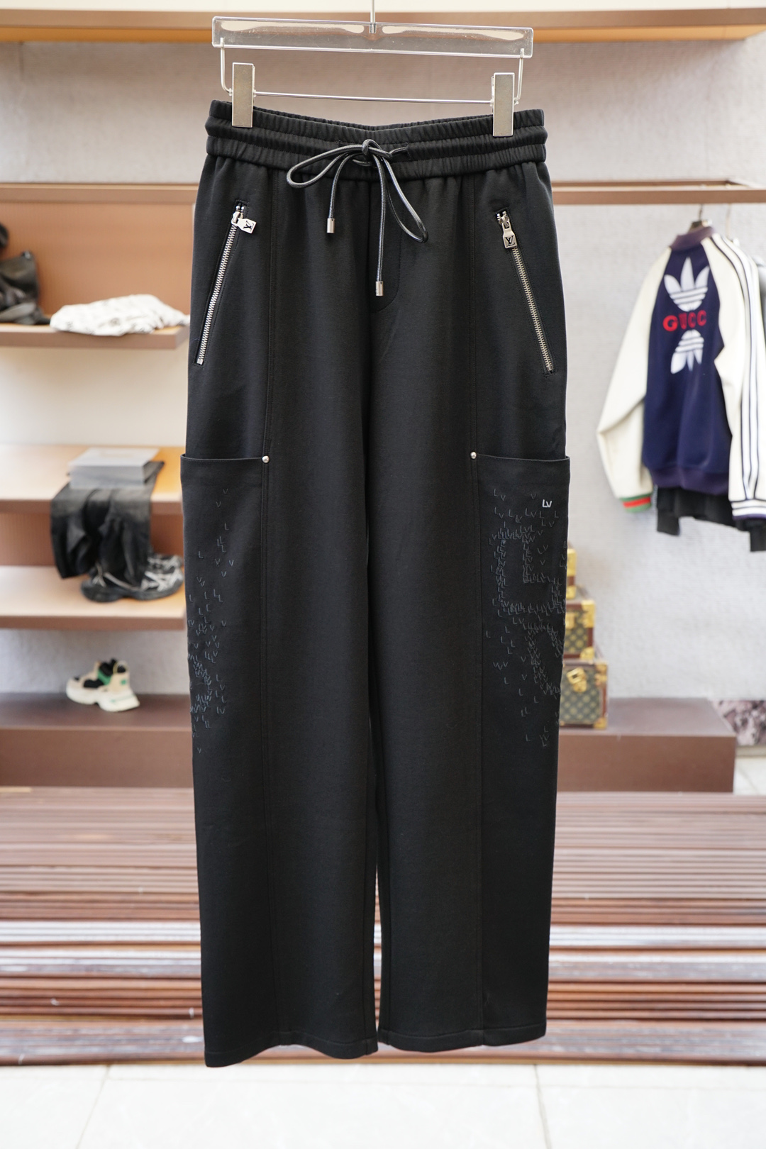 NO:527304,Lv Louis Vuitton-2025 Autumn and Winter Men's Leisure Pants Fine Cotton and Spandex Fabric Leisure Pants, the latest top-body style is invincible!  This pants are very versatile, elastic waist, and can be worn for daily work. They are the perfect combination of fashionable and casual and outdoor sports, so whether you wear them normally or outdoors, they are your best choice. Extreme comfort and quick sweating are the most popular key points, improving the comfort of wearing and suitable for aerobics and trail running conditions. This style is a jogging casual pants with an extremely wide range of applications, allowing you to naturally maintain a love for sports in summer, or you can wear them in casual life. Size M-3XL, black color,,louis vuitton,louis vuitton,alexander wang19860909Lv路易威登-2025 秋冬男士休闲裤 细棉加氨纶面料休闲裤,最新款上身版型无敌正！ 绝对可以闭眼收的一款 此款裤子非常百搭,弹力腰围,日常上班 户外运动都可以穿着,是时尚休闲与户外运动的完美结合,所以无论您平时穿或者户外穿都是您的最佳选择. 极致舒适和快速排汗是备受青睐的重点,提升穿着舒适度,适合有氧运动和越野跑条件下穿着,此款是一件适用范围极其广泛的跑步休闲裤,让你在夏天自然可以保持对运动热爱,也可以在休闲生活中穿着 尺码M-3XL, 颜色黑色,,louis vuitton,louis vuitton,alexander wang,Men's clothing