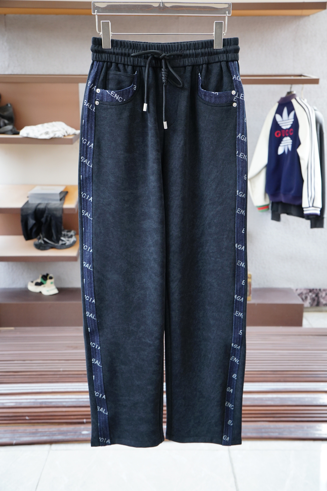 NO:527292,Balenciaga-2025 autumn and winter men's casual pants, fine cotton and spandex fabric casual pants, the latest upper body style is invincible!  This pants are very versatile, elastic waist, and can be worn for daily work. They are the perfect combination of fashionable and casual and outdoor sports, so whether you wear them normally or outdoors, they are your best choice. Extreme comfort and quick sweating are the most popular key points, improving the comfort of wearing and suitable for aerobics and trail running conditions. This style is a jogging casual pants with an extremely wide range of applications, allowing you to naturally maintain a love for sports in summer, or you can wear them in casual life. Size M-3XL, black color, ,balenciaga, alexander wang19860909巴黎世家-2025 秋冬男士休闲裤 细棉加氨纶面料休闲裤,最新款上身版型无敌正！ 绝对可以闭眼收的一款 此款裤子非常百搭,弹力腰围,日常上班 户外运动都可以穿着,是时尚休闲与户外运动的完美结合,所以无论您平时穿或者户外穿都是您的最佳选择. 极致舒适和快速排汗是备受青睐的重点,提升穿着舒适度,适合有氧运动和越野跑条件下穿着,此款是一件适用范围极其广泛的跑步休闲裤,让你在夏天自然可以保持对运动热爱,也可以在休闲生活中穿着 尺码M-3XL, 颜色黑色,,balenciaga,alexander wang,Men's clothing