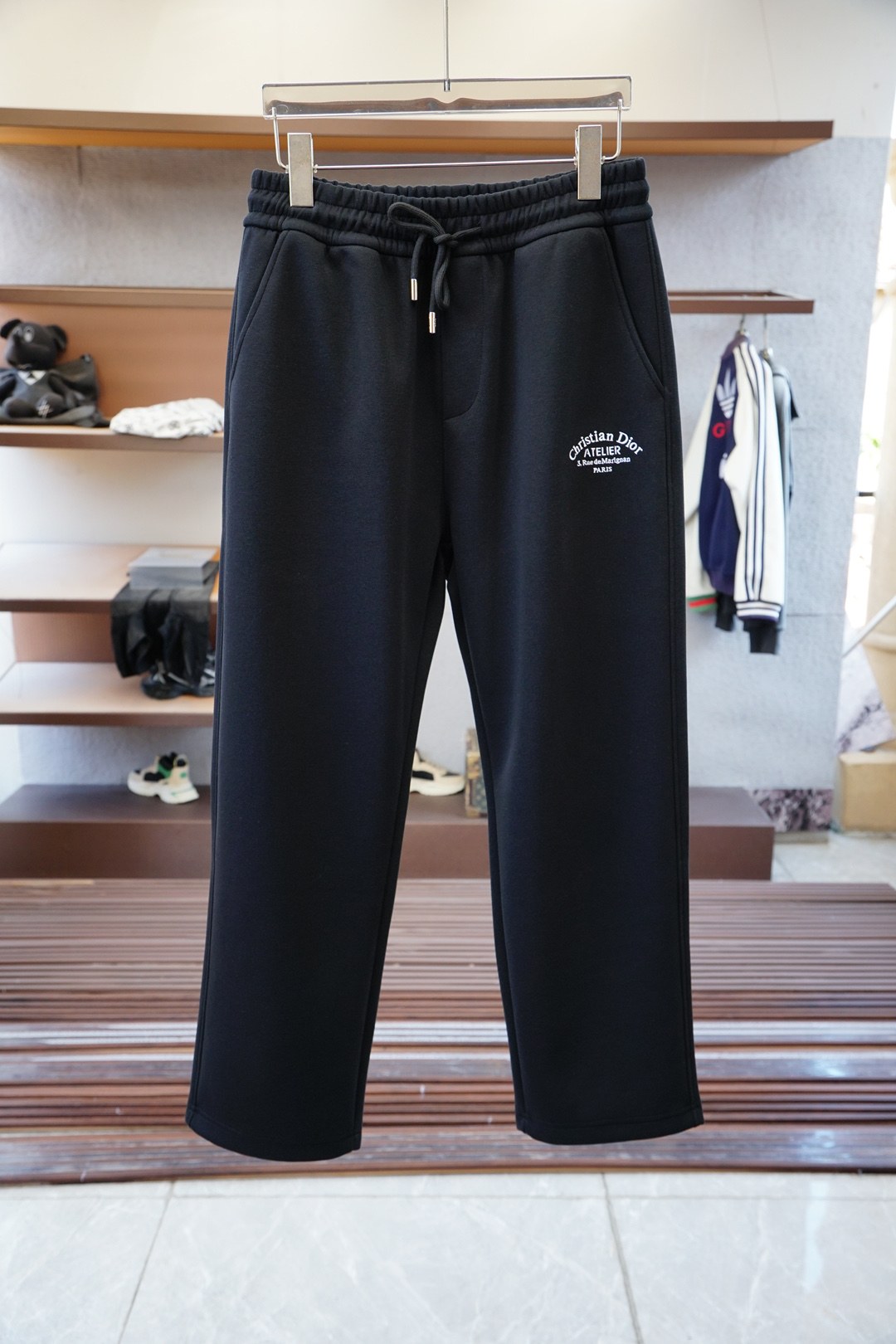 NO:527306,Dior/2025 Autumn and Winter Men's Leisure Pants Ultra-fine Cotton Fabric Leisure Pants, the latest top-body style is invincible!  This pants are very versatile, elastic waist, and can be worn for daily work. They are a perfect combination of fashionable and casual and outdoor sports, so whether you wear them normally or outdoors, they are your best choice. Extreme comfort and quick sweating are the most popular key points, improving the comfort of wearing and suitable for aerobics and trail running conditions. This style is a running casual pants with an extremely wide range of applications, allowing you to naturally maintain a love for sports in summer, or you can wear them in casual life. Size M-3XL, color black, dior, dior, alexander wang19860909Dior迪奥/2025 秋冬男士休闲裤 超细纯棉面料休闲裤,最新款上身版型无敌正！ 绝对可以闭眼收的一款 此款裤子非常百搭,弹力腰围,日常上班 户外运动都可以穿着,是时尚休闲与户外运动的完美结合,所以无论您平时穿或者户外穿都是您的最佳选择. 极致舒适和快速排汗是备受青睐的重点,提升穿着舒适度,适合有氧运动和越野跑条件下穿着,此款是一件适用范围极其广泛的跑步休闲裤,让你在夏天自然可以保持对运动热爱,也可以在休闲生活中穿着 尺码M-3XL, 颜色黑色,,dior,dior,alexander wang,Men's clothing