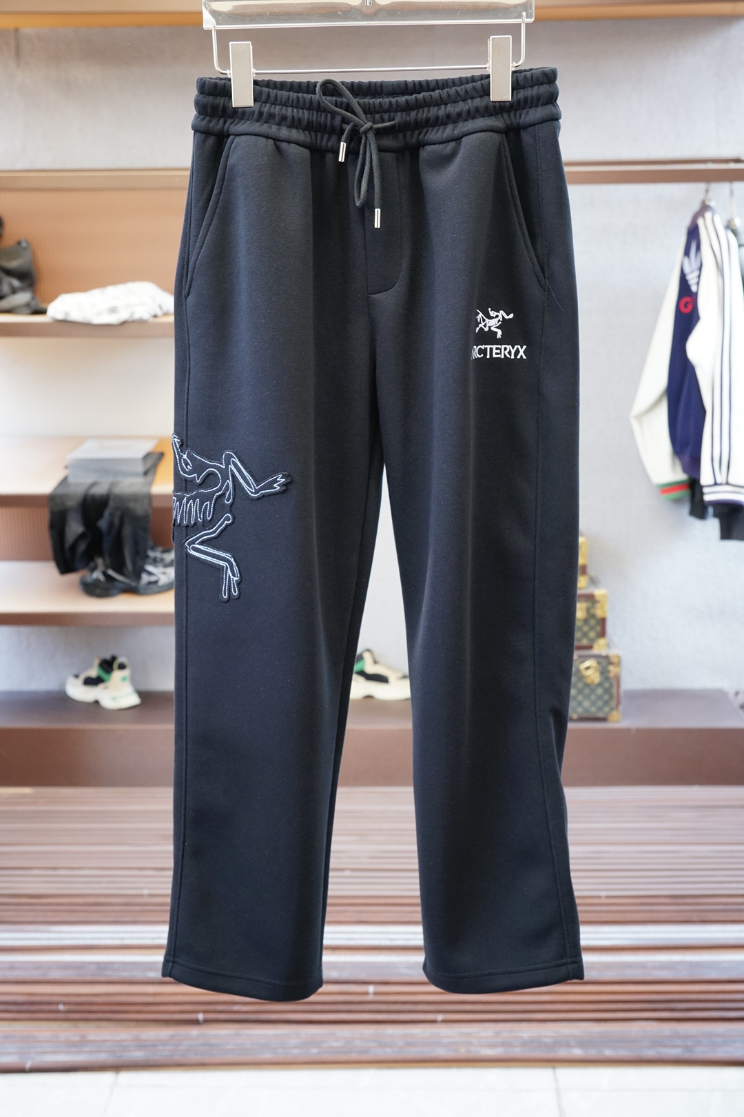 NO:527305,Archaeopteryx-2025 Autumn and Winter Men's Leisure Pants Ultra-fine Cotton Fabric Leisure Pants, the latest top-body style is invincible!  This pants are very versatile, elastic waist, and can be worn for daily work. They are a perfect combination of fashionable and casual and outdoor sports, so whether you wear them normally or outdoors, they are your best choice. Extreme comfort and quick sweating are the most popular key points, improving the comfort of wearing and suitable for aerobics and trail running conditions. This style is a running casual pants with an extremely wide range of applications, allowing you to naturally maintain a love for sports in summer, or you can wear them in casual life. Size M-3XL, black color, arc'teryx, alexander wang19860909始祖鸟-2025 秋冬男士休闲裤 超细纯棉面料休闲裤,最新款上身版型无敌正！ 绝对可以闭眼收的一款 此款裤子非常百搭,弹力腰围,日常上班 户外运动都可以穿着,是时尚休闲与户外运动的完美结合,所以无论您平时穿或者户外穿都是您的最佳选择. 极致舒适和快速排汗是备受青睐的重点,提升穿着舒适度,适合有氧运动和越野跑条件下穿着,此款是一件适用范围极其广泛的跑步休闲裤,让你在夏天自然可以保持对运动热爱,也可以在休闲生活中穿着 尺码M-3XL, 颜色黑色,arc'teryx,alexander wang,Men's clothing