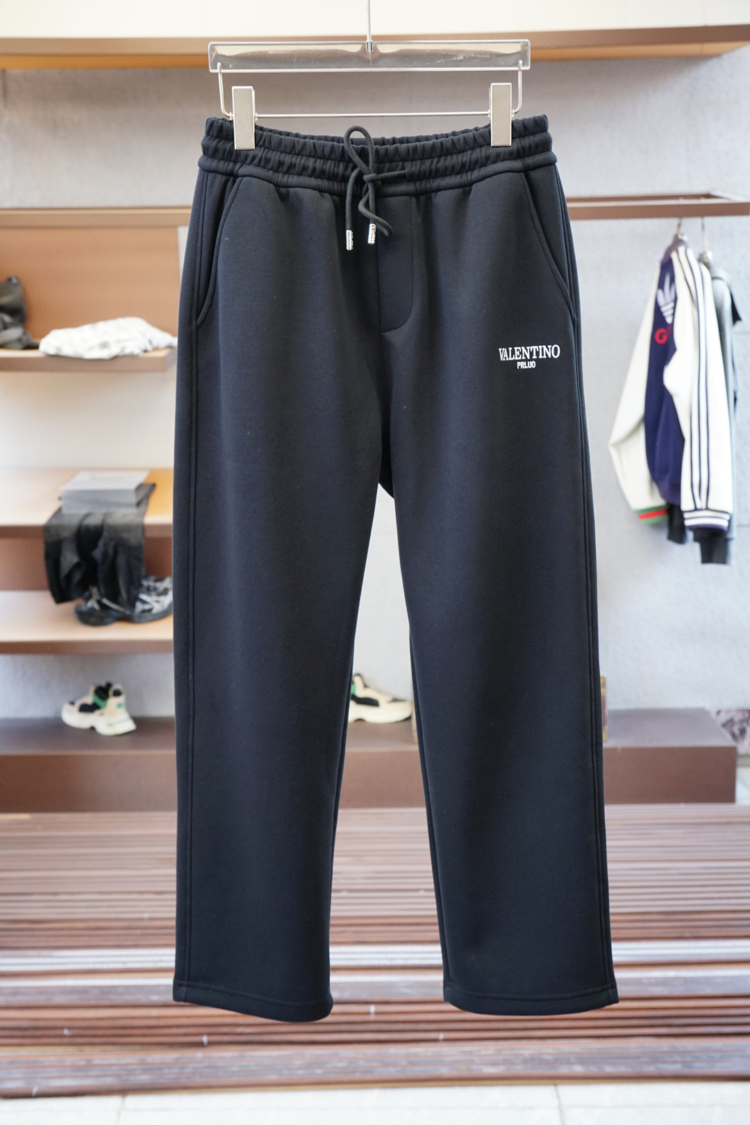 NO:527303,Dior-2025 autumn and winter men's casual pants ultra-fine cotton casual pants, the latest top-body style is invincible!  This pants are very versatile, elastic waist, and can be worn for daily work. They are the perfect combination of fashionable and leisure and outdoor sports, so whether you wear them normally or outdoors, they are your best choice. Extreme comfort and quick sweating are the most popular key points, improving the comfort of wearing and suitable for aerobics and trail running conditions. This style is a jogging casual pants with an extremely wide range of applications, allowing you to naturally maintain a love for sports in summer, or you can wear them in casual life. Size M-3XL, color black, dior, dior, alexander wang19860909Dior迪奥-2025 秋冬男士休闲裤 超细纯棉面料休闲裤,最新款上身版型无敌正！ 绝对可以闭眼收的一款 此款裤子非常百搭,弹力腰围,日常上班 户外运动都可以穿着,是时尚休闲与户外运动的完美结合,所以无论您平时穿或者户外穿都是您的最佳选择. 极致舒适和快速排汗是备受青睐的重点,提升穿着舒适度,适合有氧运动和越野跑条件下穿着,此款是一件适用范围极其广泛的跑步休闲裤,让你在夏天自然可以保持对运动热爱,也可以在休闲生活中穿着 尺码M-3XL, 颜色黑色,,dior,dior,alexander wang,Men's clothing