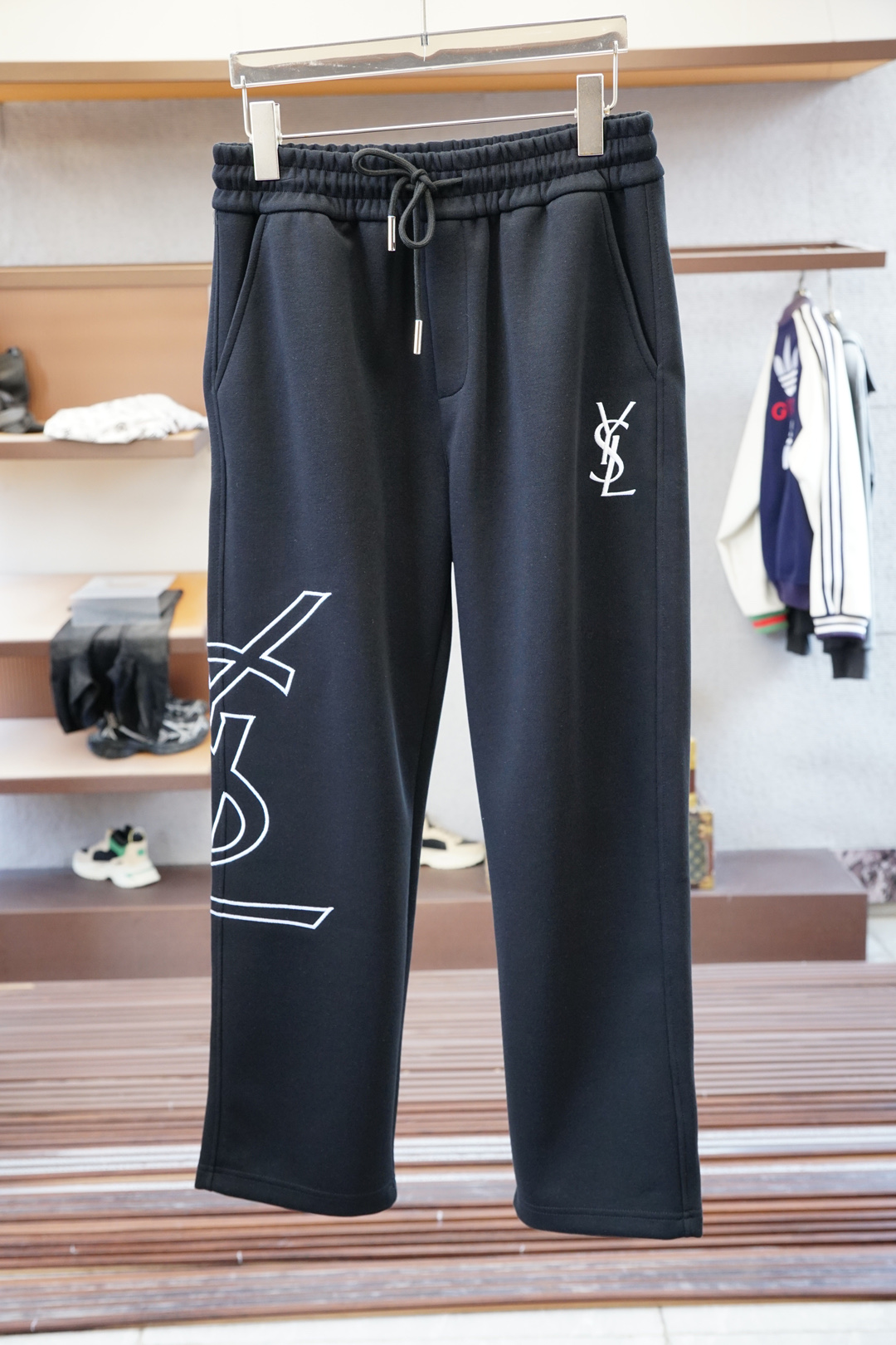 NO:527301,YSL-2025 Autumn and Winter Men's Leisure Pants Ultra-fine Pure Cotton Fabric Leisure Pants, the latest top-body style is invincible!  This pants are very versatile, elastic waist, and can be worn for daily work. They are the perfect combination of fashionable and casual and outdoor sports, so whether you wear them normally or outdoors, they are your best choice. Extreme comfort and quick sweating are the most popular key points, improving the comfort of wearing and suitable for aerobics and trail running conditions. This style is a jogging casual pants with an extremely wide range of applications, allowing you to naturally maintain a love for sports in summer, or you can wear them in casual life. Size M-3XL, black color, saint laurent, alexander wang19860909YSL-2025 秋冬男士休闲裤 超细纯棉面料休闲裤,最新款上身版型无敌正！ 绝对可以闭眼收的一款 此款裤子非常百搭,弹力腰围,日常上班 户外运动都可以穿着,是时尚休闲与户外运动的完美结合,所以无论您平时穿或者户外穿都是您的最佳选择. 极致舒适和快速排汗是备受青睐的重点,提升穿着舒适度,适合有氧运动和越野跑条件下穿着,此款是一件适用范围极其广泛的跑步休闲裤,让你在夏天自然可以保持对运动热爱,也可以在休闲生活中穿着 尺码M-3XL, 颜色黑色,,saint laurent,alexander wang,Men's clothing