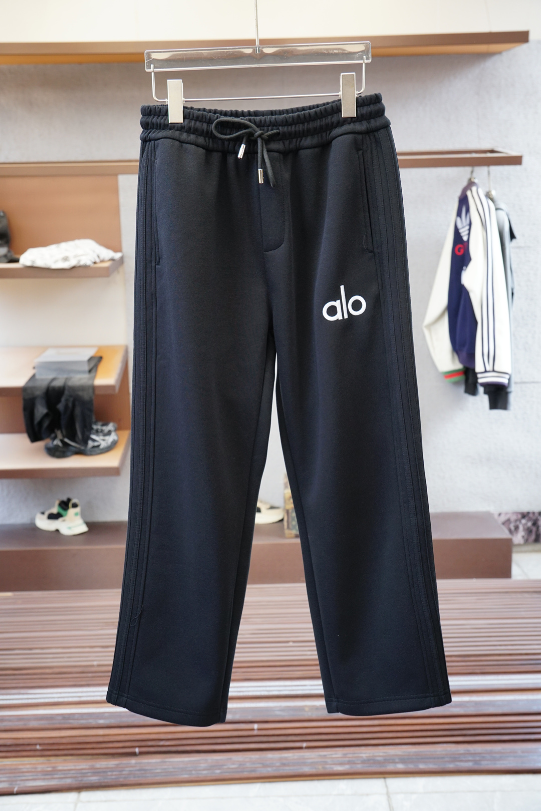 NO:527299,Oupa/2025 autumn and winter men's casual pants, ultra-fine pure cotton fabric casual pants, the latest top-body style is invincible!  This pants are very versatile, elastic waist, and can be worn for daily work. They are a perfect combination of fashionable and casual and outdoor sports, so whether you wear them normally or outdoors, they are your best choice. Extreme comfort and quick sweating are the most popular key points, improving the comfort of wearing and suitable for aerobics and trail running conditions. This style is a running casual pants with an extremely wide range of applications, allowing you to naturally maintain a love for sports in summer, or you can wear them in casual life. Size M-3XL, color black and blue, alexander wang19860909欧跑/2025 秋冬男士休闲裤 超细纯棉面料休闲裤,最新款上身版型无敌正！ 绝对可以闭眼收的一款 此款裤子非常百搭,弹力腰围,日常上班 户外运动都可以穿着,是时尚休闲与户外运动的完美结合,所以无论您平时穿或者户外穿都是您的最佳选择. 极致舒适和快速排汗是备受青睐的重点,提升穿着舒适度,适合有氧运动和越野跑条件下穿着,此款是一件适用范围极其广泛的跑步休闲裤,让你在夏天自然可以保持对运动热爱,也可以在休闲生活中穿着 尺码M-3XL, 颜色黑色蓝色,,alexander wang,Men's clothing