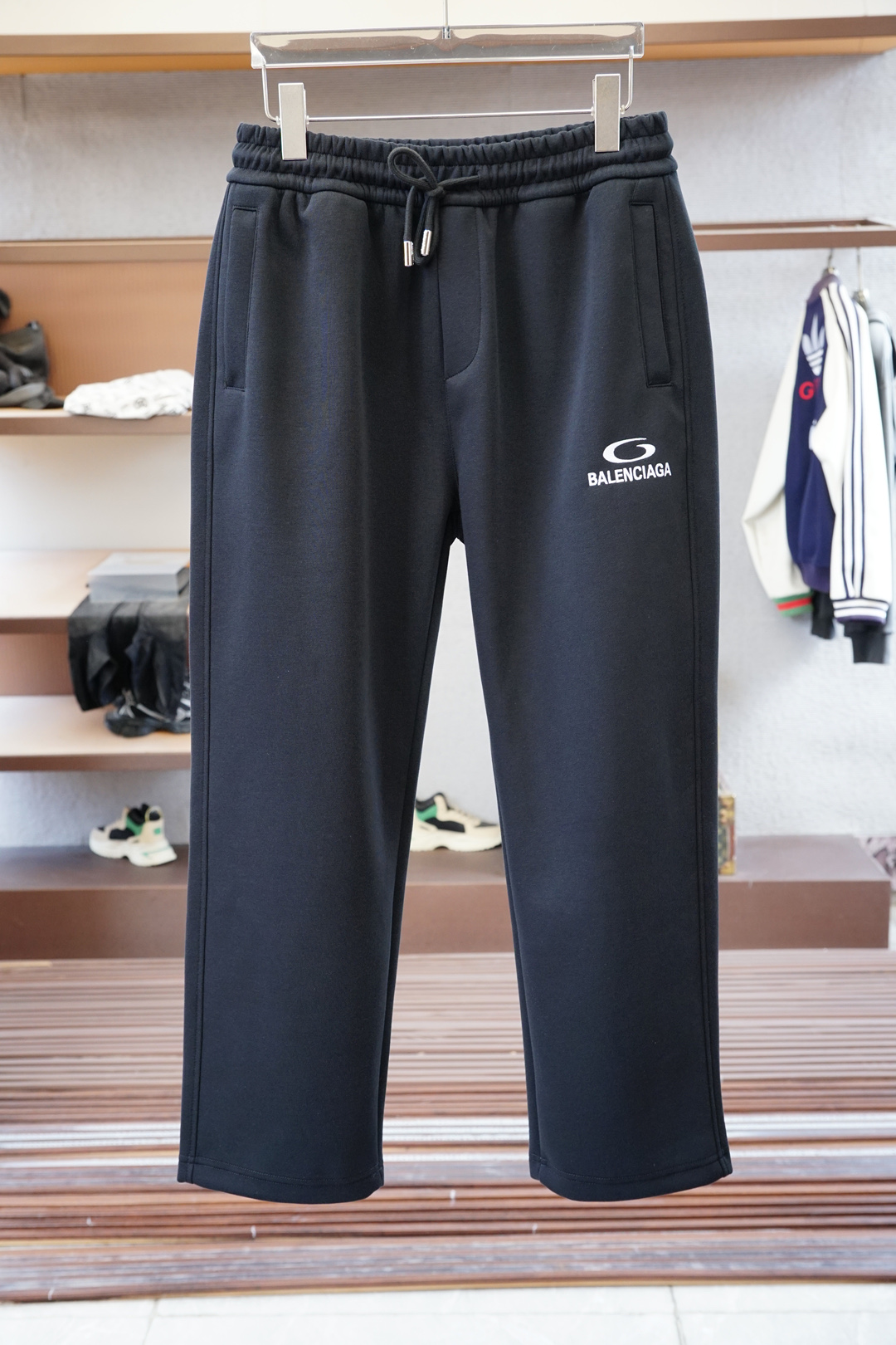 NO:527296,Balenciaga-2025 autumn and winter men's casual pants, the latest top-body style is invincible!  This pants are very versatile, elastic waist, and can be worn for daily work. They are the perfect combination of fashionable and casual and outdoor sports, so whether you wear them normally or outdoors, they are your best choice. Extreme comfort and quick sweating are the most popular key points, improving the comfort of wearing and suitable for aerobics and trail running conditions. This style is a running casual pants with an extremely wide range of applications, allowing you to naturally maintain a love for sports in summer, or you can wear them in casual life. Size M-3XL, color black and blue,,balenciaga,alexander wang19860909巴黎世家-2025 秋冬男士休闲裤,最新款上身版型无敌正！ 绝对可以闭眼收的一款 此款裤子非常百搭,弹力腰围,日常上班 户外运动都可以穿着,是时尚休闲与户外运动的完美结合,所以无论您平时穿或者户外穿都是您的最佳选择. 极致舒适和快速排汗是备受青睐的重点,提升穿着舒适度,适合有氧运动和越野跑条件下穿着,此款是一件适用范围极其广泛的跑步休闲裤,让你在夏天自然可以保持对运动热爱,也可以在休闲生活中穿着 尺码M-3XL, 颜色黑色蓝色,,balenciaga,alexander wang,Men's clothing