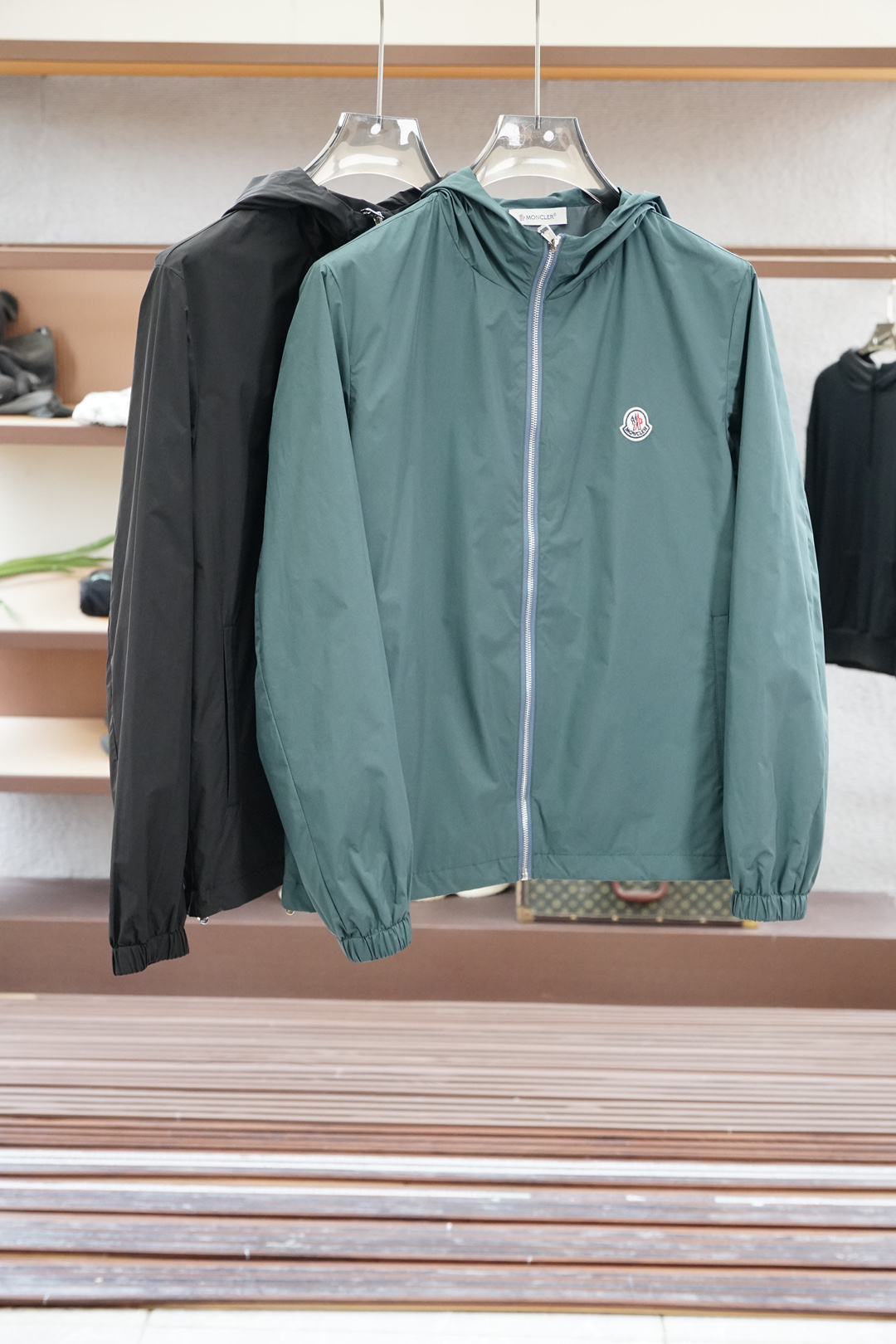 NO:530524,The 2025 autumn and winter new style, stand-up collar jacket classic style. Original 1:1 custom hardware accessories are fully imported. The original design is absolutely high-quality, low-key, luxurious and connotative. High-end, atmospheric and high-end fabrics, super comfortable to touch, essential items in autumn and winter. Color black, gray, blue. Number of M-3XL, Moncler, jackets & coats, alexander wang19860909蒙口/~ 2025秋冬新款,立领外套经典款 原版1:1定制五金配件全进口原版设计,绝对的高品质,低调奢华有内涵,高端大气上档次的面料,手感超级舒服,秋冬必备单品 颜色黑 灰 蓝 码数M-3XL,,Moncler,jackets & coats,alexander wang,Men's clothing