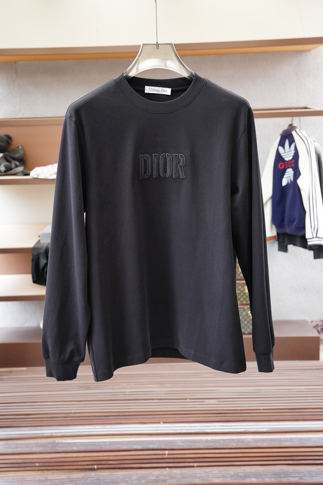 NO:529669,- Dior - New products for autumn basement series. Men's round neck, long sleeves, luxury brand letters, LOGO logo, and you can appreciate the youthfulness and fashion sense brought by this design!  The overall style is fashionable and trendy, using top European double-sided mercerized cotton fabric, soft, skin-friendly and breathable, and has a very crisp and drape feeling. The upper body is fashionable and fashionable, and it is a must-have item in summer!  2 colors available #size M-3XL,,dior,dior,alexander wang19860909- Dior迪奥-秋季打底系列新品 男士圆领长袖奢华品牌字母LOGO标识标注上身就能体会这款设计带来的年轻与时尚感！整体时尚而有潮流,采用顶级欧洲双面丝光棉面料 柔软亲肤透气 ,又有很好的挺括 垂感 上身时尚潮流色系,夏季必备单品！2色可选#尺码M-3XL,,dior,dior,alexander wang,Men's clothing