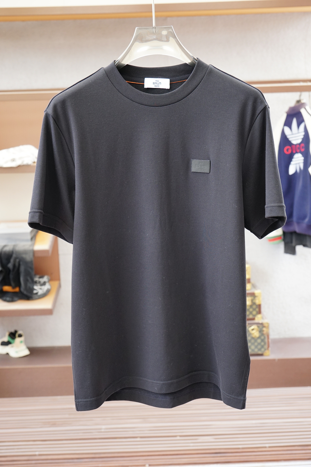 NO:529682,,Bruti 1 || Autumn and winter cotton modal base. Selected cotton and modal blend fabrics are soft in skin, fleece design, delicate velvet feel, close-fitting and warm not bloated, suitable for daily wear in autumn and winter. The details are designed to enhance the texture through the decorative lines of the neckline and shoulder cuff hole, and the hem is slit, which looks more delicate and layered overall. Color black, white, gray, code M-5XL, slightly wide short-sleeved T,,T-shirt,alexander wang19860909,布鲁提1 || 秋冬款棉莫代尔打底.精选棉与莫代尔混纺面料,亲肤柔软,内里抓绒设计,绒感细腻,贴身保暖不臃肿,适合秋冬日常穿搭. 细节设计上通过领肩袖窿的装饰线条提升质感,下摆做了开叉处理,整体看起来更精致有层次. 颜色黑色 白色 灰色 码数M-5XL 版型微阔短袖T,,T-shirt,alexander wang,Men's clothing