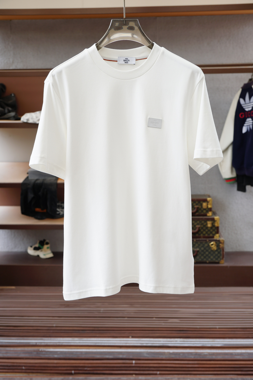 NO:529679,,Bruti/ || Autumn and winter cotton modal base. Selected cotton and modal blend fabrics are soft in skin, fleece design, delicate velvet feel, close-fitting and warm not bloated, suitable for daily wear in autumn and winter. The details are designed to enhance the texture through the decorative lines of the neckline and shoulder cuff hole, and the hem is slit, which looks more delicate and layered overall. Color black, white, gray, code M-5XL, slightly wide short-sleeved T,,T-shirt,alexander wang19860909,布鲁提/ || 秋冬款棉莫代尔打底.精选棉与莫代尔混纺面料,亲肤柔软,内里抓绒设计,绒感细腻,贴身保暖不臃肿,适合秋冬日常穿搭. 细节设计上通过领肩袖窿的装饰线条提升质感,下摆做了开叉处理,整体看起来更精致有层次. 颜色黑色 白色 灰色 码数M-5XL 版型微阔短袖T,,T-shirt,alexander wang,Men's clothing