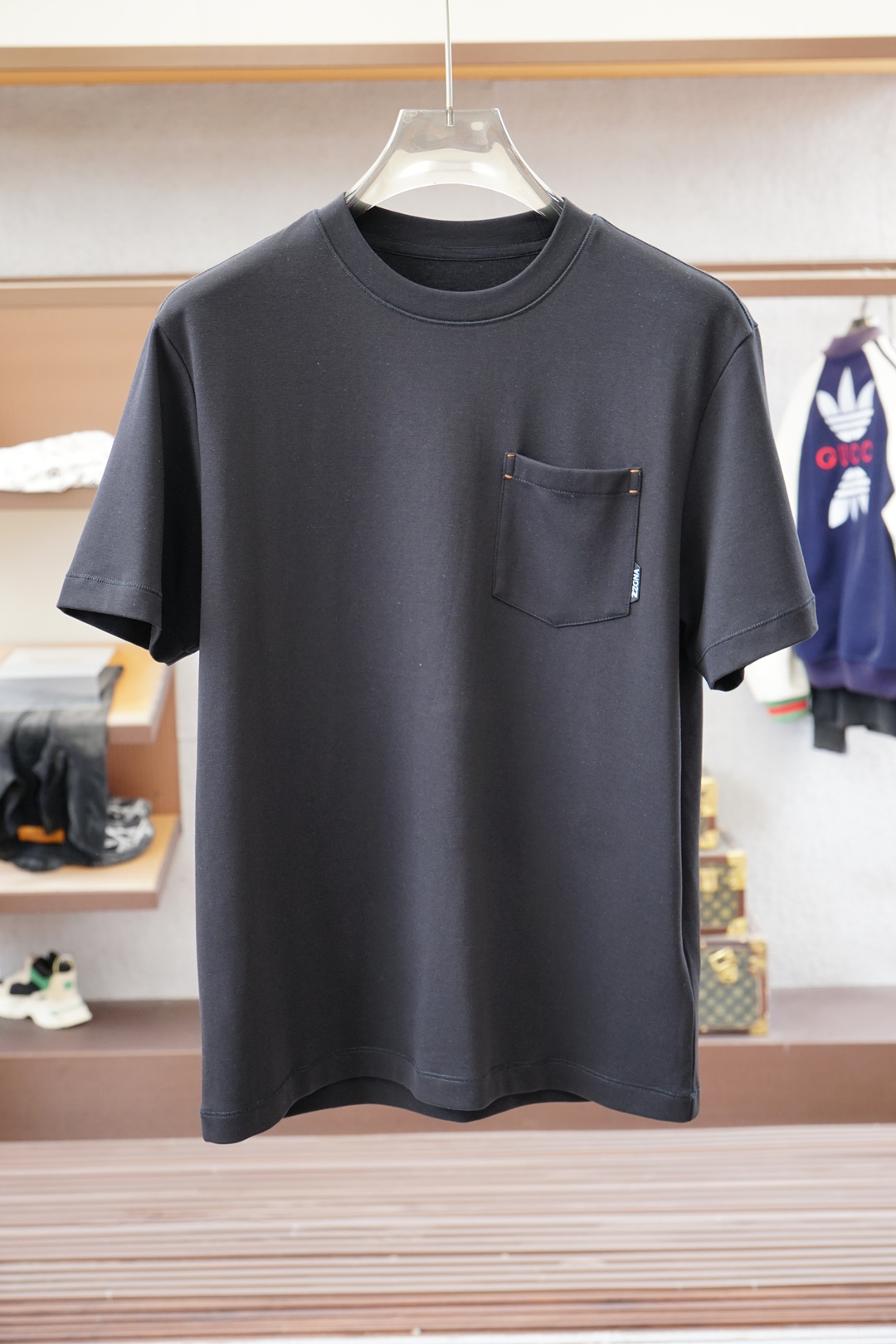 NO:529676,,Jenia/ || Autumn and winter cotton modal base. Selected cotton and modal blend fabrics, soft skin-friendly and soft, fleece design, delicate velvet feel, close-fitting and warm and not bloated, suitable for daily wear in autumn and winter. The details are designed to enhance the texture through the decorative lines of the neckline and shoulder cuff hole, and the hem is slit, which looks more delicate and layered overall. Color black, white, gray, code M-5XL, slightly wide, short-sleeved T,,zegna, T-shirt, alexander wang19860909,杰尼亚/ || 秋冬款棉莫代尔打底.精选棉与莫代尔混纺面料,亲肤柔软,内里抓绒设计,绒感细腻,贴身保暖不臃肿,适合秋冬日常穿搭. 细节设计上通过领肩袖窿的装饰线条提升质感,下摆做了开叉处理,整体看起来更精致有层次. 颜色黑色 白色 灰色 码数M-5XL 版型微阔短袖T,,zegna,T-shirt,alexander wang,Men's clothing