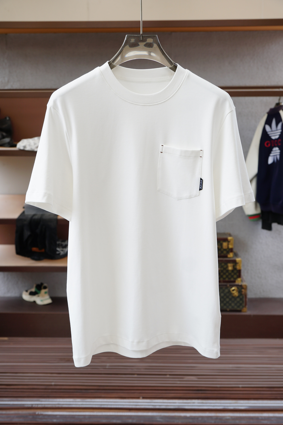 NO:529673,,Jenia- || Autumn and winter cotton modal base. Selected cotton and modal blend fabrics are soft in skin, fleece design, delicate velvet feel, close-fitting and warm not bloated, suitable for daily wear in autumn and winter. The details are designed to enhance the texture through the decorative lines of the neckline and shoulder cuff hole, and the hem is slit, which looks more delicate and layered overall. Color black, white, gray, code M-5XL, slightly wide, short-sleeved T,,zegna, T-shirt, alexander wang19860909,杰尼亚- || 秋冬款棉莫代尔打底.精选棉与莫代尔混纺面料,亲肤柔软,内里抓绒设计,绒感细腻,贴身保暖不臃肿,适合秋冬日常穿搭. 细节设计上通过领肩袖窿的装饰线条提升质感,下摆做了开叉处理,整体看起来更精致有层次. 颜色黑色 白色 灰色 码数M-5XL 版型微阔短袖T,,zegna,T-shirt,alexander wang,Men's clothing