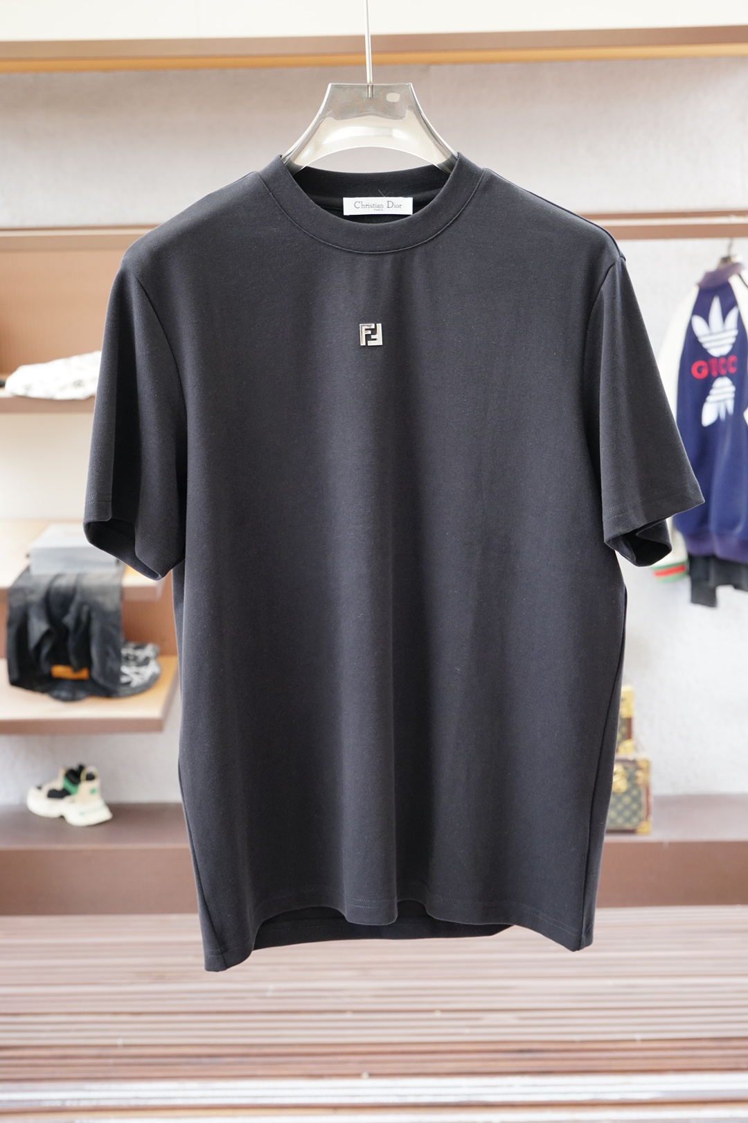 NO:529670,,Fendi Fendi- || Autumn and winter cotton modal base. Selected cotton and modal blend fabrics are soft in skin, fleece design, delicate velvet feel, close-fitting and warm not bloated, suitable for daily wear in autumn and winter. The details are designed to enhance the texture through the decorative lines of the neckline cuff hole, and the hem is slit, which looks more delicate and layered overall. Color black, white, gray, code M-5XL, slightly wide short-sleeved T,,fendi,fendi,T-shirt,alexander wang19860909,Fendi芬迪- || 秋冬款棉莫代尔打底.精选棉与莫代尔混纺面料,亲肤柔软,内里抓绒设计,绒感细腻,贴身保暖不臃肿,适合秋冬日常穿搭. 细节设计上通过领肩袖窿的装饰线条提升质感,下摆做了开叉处理,整体看起来更精致有层次. 颜色黑色 白色 灰色 码数M-5XL 版型微阔短袖T,,fendi,fendi,T-shirt,alexander wang,Men's clothing