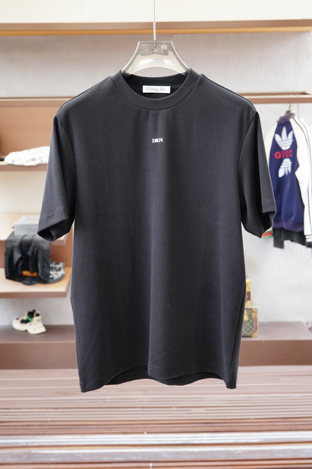 NO:529667,,Dior Dior/ || Autumn and winter cotton modal base. Selected cotton and modal blend fabrics, soft skin-friendly and soft, fleece design, delicate velvet feel, close-fitting and warm and not bloated, suitable for daily wear in autumn and winter. The details are designed to enhance the texture through the decorative lines of the neckline and shoulder cuff hole, and the hem is slit, which looks more delicate and layered overall. Color black, white, gray, code M-5XL, slightly wide short-sleeved T,,dior,dior,T-shirt,alexander wang19860909,Dior迪奥/ || 秋冬款棉莫代尔打底.精选棉与莫代尔混纺面料,亲肤柔软,内里抓绒设计,绒感细腻,贴身保暖不臃肿,适合秋冬日常穿搭. 细节设计上通过领肩袖窿的装饰线条提升质感,下摆做了开叉处理,整体看起来更精致有层次. 颜色黑色 白色 灰色 码数M-5XL 版型微阔短袖T,,dior,dior,T-shirt,alexander wang,Men's clothing