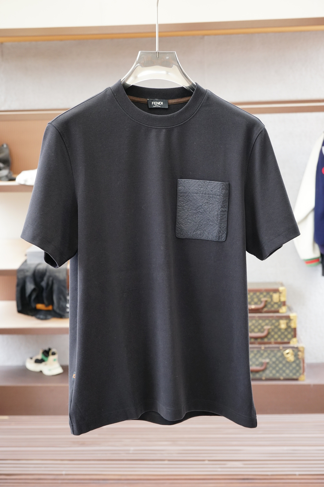 NO:529664,,Fendi Fendi- || Autumn and winter cotton modal base. Selected cotton and modal blend fabrics are soft in skin, fleece design, delicate velvet feel, close-fitting and warm not bloated, suitable for daily wear in autumn and winter. The details are designed to enhance the texture through the decorative lines of the neckline cuff hole, and the hem is slit, which looks more delicate and layered overall. Color black, white, gray, code M-5XL, slightly wide short-sleeved T,,fendi,fendi,T-shirt,alexander wang19860909,Fendi芬迪- || 秋冬款棉莫代尔打底.精选棉与莫代尔混纺面料,亲肤柔软,内里抓绒设计,绒感细腻,贴身保暖不臃肿,适合秋冬日常穿搭. 细节设计上通过领肩袖窿的装饰线条提升质感,下摆做了开叉处理,整体看起来更精致有层次. 颜色黑色 白色 灰色 码数M-5XL 版型微阔短袖T,,fendi,fendi,T-shirt,alexander wang,Men's clothing