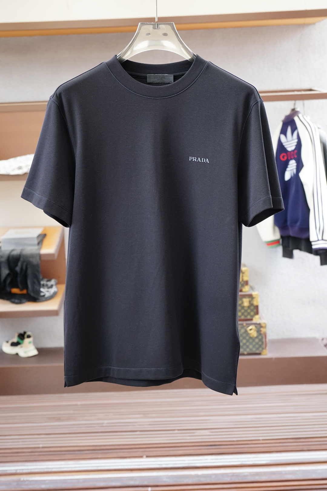 NO:529661,,Prada Prada/ Series || Autumn and winter cotton modal base. Selected cotton and modal blend fabrics are soft in skin, soft in the inner fleece design, delicate velvet feel, close-fitting and warm not bloated, suitable for daily wear in autumn and winter. The details are designed to enhance the texture through the decorative lines of the neckline and shoulder cuff hole, and the hem is slit, which looks more delicate and layered overall. Color black, white, gray, code M-5XL, slightly wide short-sleeved T,,prada,prada,T-shirt,alexander wang19860909,Prada普拉达/ 系列款|| 秋冬款棉莫代尔打底.精选棉与莫代尔混纺面料,亲肤柔软,内里抓绒设计,绒感细腻,贴身保暖不臃肿,适合秋冬日常穿搭. 细节设计上通过领肩袖窿的装饰线条提升质感,下摆做了开叉处理,整体看起来更精致有层次. 颜色黑色 白色 灰色 码数M-5XL 版型微阔短袖T,,prada,prada,T-shirt,alexander wang,Men's clothing