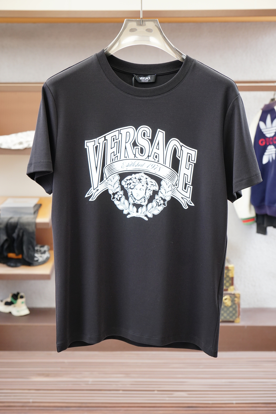 NO:529655,Versace - high-end ready-to-wear autumn and winter basement series!  Mature men, light-client men, favorite styles, the most classic, clean color commuting, versatile and handsome round neck short-sleeved base shirt, the consistent good version, imported original ultra-fine imported soft mercerized cotton. The fabric is soft and elastic. Basic base shirts are indispensable for men's wardrobe. They can be matched with various clothing anytime and anywhere to meet your daily life needs. The fabrics and factories we choose are all used by first-tier brands. The clothes are very simple and very low-key designs. Dear, buy them quickly!  Size M-XX L (model 173120 jin M), versace, versace, T-shirt, alexander wang19860909Versace范思哲- 高级成衣 秋冬打底系列！熟男 轻熟男 最爱款式 最经典净色通勤百搭帅气的圆领短袖打底衫 一贯的好版型 进口原版超细进口柔软丝光棉.面料柔软 弹性细腻 男人的衣柜都少不了基础打底衫 随时随地都可以拿来搭配各种服饰 满足您日常生活需求 .我们所选择的面料及工厂都是一线品牌所使用的 ,衣服设计非常的简洁 ,很是低调的设计 亲们赶紧入手！尺码M-XX L（模特173120斤M）,,versace,versace,T-shirt,alexander wang,Men's clothing