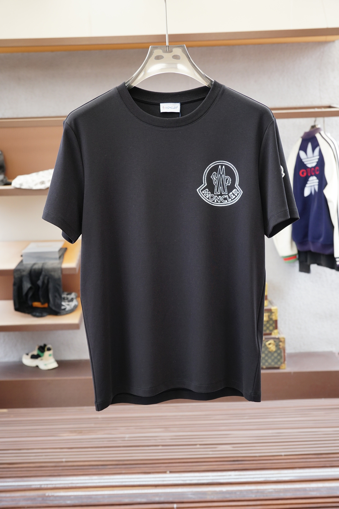 NO:529681,Banded / high-end ready-to-wear autumn and winter basement series!  Mature men, light-client men, favorite styles, the most classic, clean color commuting, versatile and handsome round neck short-sleeved base shirt, the consistent good version, imported original ultra-fine imported soft mercerized cotton. The fabric is soft and elastic. Basic base shirts are indispensable for men's wardrobe. They can be matched with various clothing anytime and anywhere to meet your daily life needs. The fabrics and factories we choose are all used by first-tier brands. The clothes are very simple and very low-key designs. Dear, buy them quickly!  Size M-XX L (model 173120 catties M), Moncler, T-shirt, alexander wang19860909蒙口/ 高级成衣 秋冬打底系列！熟男 轻熟男 最爱款式 最经典净色通勤百搭帅气的圆领短袖打底衫 一贯的好版型 进口原版超细进口柔软丝光棉.面料柔软 弹性细腻 男人的衣柜都少不了基础打底衫 随时随地都可以拿来搭配各种服饰 满足您日常生活需求 .我们所选择的面料及工厂都是一线品牌所使用的 ,衣服设计非常的简洁 ,很是低调的设计 亲们赶紧入手！尺码M-XX L（模特173120斤M）,,Moncler,T-shirt,alexander wang,Men's clothing