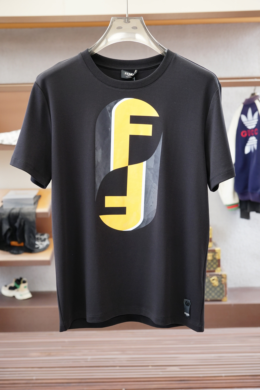 NO:529678,Fendi high-end ready-to-wear autumn and winter basement series!  Mature men, light-client men, favorite styles, the most classic, clean color commuting, versatile and handsome round neck short-sleeved base shirt, the consistent good version, imported original ultra-fine imported soft mercerized cotton. The fabric is soft and elastic. Basic base shirts are indispensable for men's wardrobe. They can be matched with various clothing anytime and anywhere to meet your daily life needs. The fabrics and factories we choose are all used by first-tier brands. The clothes are very simple and very low-key designs. Dear, buy them quickly!  Size M-XX L (model 173120 jin M), fendi, fendi, T-shirt, alexander wang19860909Fendi芬迪 高级成衣 秋冬打底系列！熟男 轻熟男 最爱款式 最经典净色通勤百搭帅气的圆领短袖打底衫 一贯的好版型 进口原版超细进口柔软丝光棉.面料柔软 弹性细腻 男人的衣柜都少不了基础打底衫 随时随地都可以拿来搭配各种服饰 满足您日常生活需求 .我们所选择的面料及工厂都是一线品牌所使用的 ,衣服设计非常的简洁 ,很是低调的设计 亲们赶紧入手！尺码M-XX L（模特173120斤M）,,fendi,fendi,T-shirt,alexander wang,Men's clothing