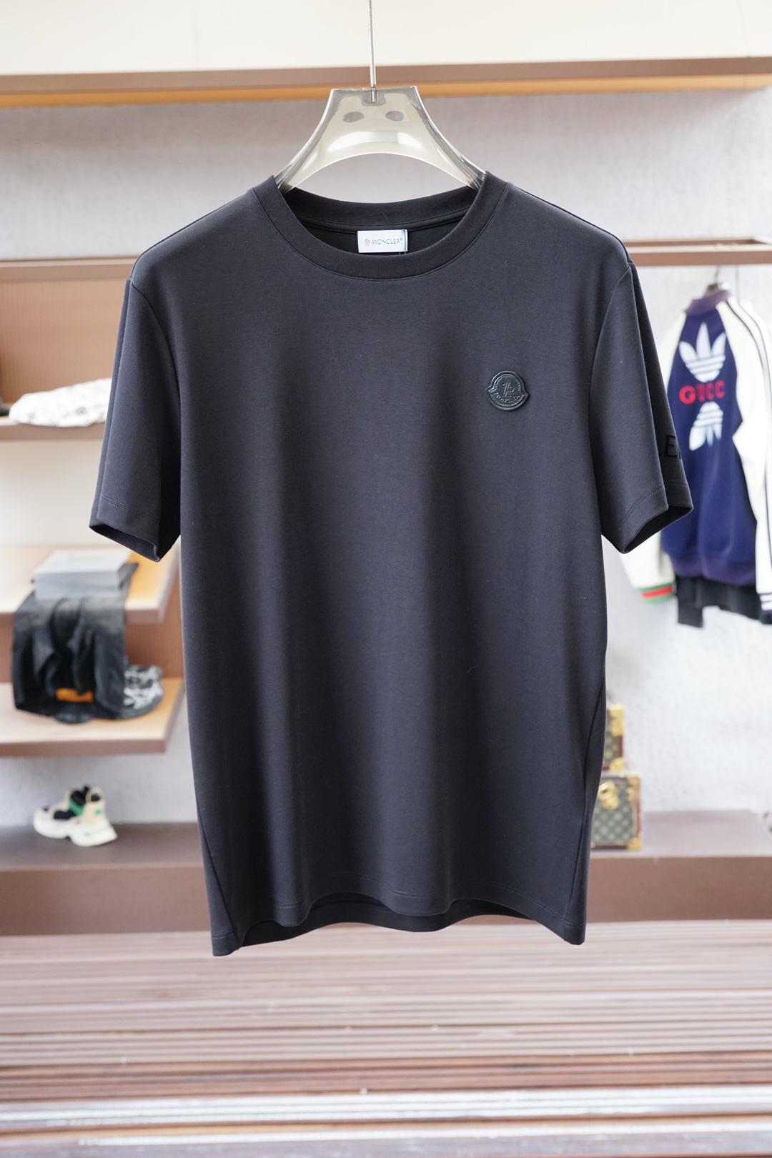 NO:529675,1 high-end ready-to-wear autumn and winter basement series!  Mature men, light-client men, favorite styles, the most classic, clean color commuting, versatile and handsome round neck short-sleeved base shirt, the consistent good version, imported original ultra-fine imported soft mercerized cotton. The fabric is soft and elastic. Basic base shirts are indispensable for men's wardrobe. They can be matched with various clothing anytime and anywhere to meet your daily life needs. The fabrics and factories we choose are all used by first-tier brands. The clothes are very simple and very low-key designs. Dear, buy them quickly!  Size M-XX L (model 173120 catties M), Moncler, T-shirt, alexander wang19860909蒙口1 高级成衣 秋冬打底系列！熟男 轻熟男 最爱款式 最经典净色通勤百搭帅气的圆领短袖打底衫 一贯的好版型 进口原版超细进口柔软丝光棉.面料柔软 弹性细腻 男人的衣柜都少不了基础打底衫 随时随地都可以拿来搭配各种服饰 满足您日常生活需求 .我们所选择的面料及工厂都是一线品牌所使用的 ,衣服设计非常的简洁 ,很是低调的设计 亲们赶紧入手！尺码M-XX L（模特173120斤M）,,Moncler,T-shirt,alexander wang,Men's clothing