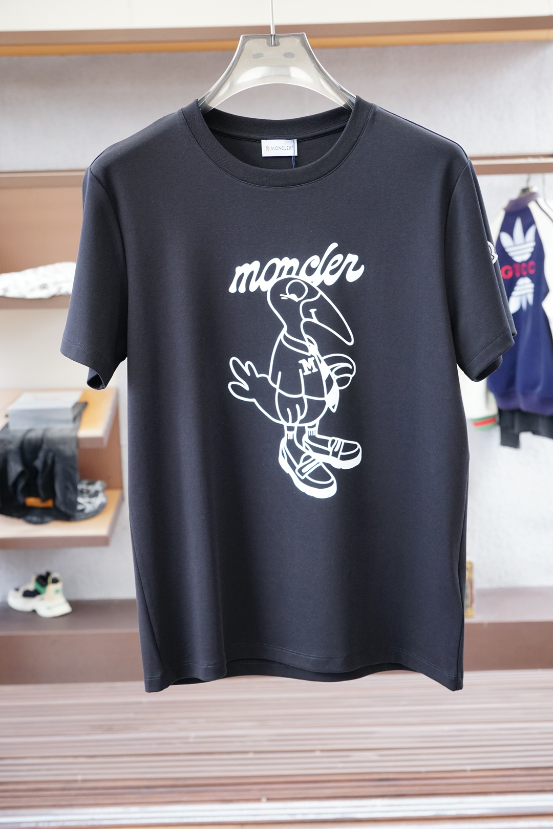 NO:529683,Banded / high-end ready-to-wear autumn and winter basement series!  Mature men, light-client men, favorite styles, the most classic, clean color commuting, versatile and handsome round neck short-sleeved base shirt, the consistent good version, imported original ultra-fine imported soft mercerized cotton. The fabric is soft and elastic. Basic base shirts are indispensable for men's wardrobe. They can be matched with various clothing anytime and anywhere to meet your daily life needs. The fabrics and factories we choose are all used by first-tier brands. The clothes are very simple and very low-key designs. Dear, buy them quickly!  Size M-XX L (model 173120 catties M), Moncler, T-shirt, alexander wang19860909蒙口/ 高级成衣 秋冬打底系列！熟男 轻熟男 最爱款式 最经典净色通勤百搭帅气的圆领短袖打底衫 一贯的好版型 进口原版超细进口柔软丝光棉.面料柔软 弹性细腻 男人的衣柜都少不了基础打底衫 随时随地都可以拿来搭配各种服饰 满足您日常生活需求 .我们所选择的面料及工厂都是一线品牌所使用的 ,衣服设计非常的简洁 ,很是低调的设计 亲们赶紧入手！尺码M-XX L（模特173120斤M）,,Moncler,T-shirt,alexander wang,Men's clothing