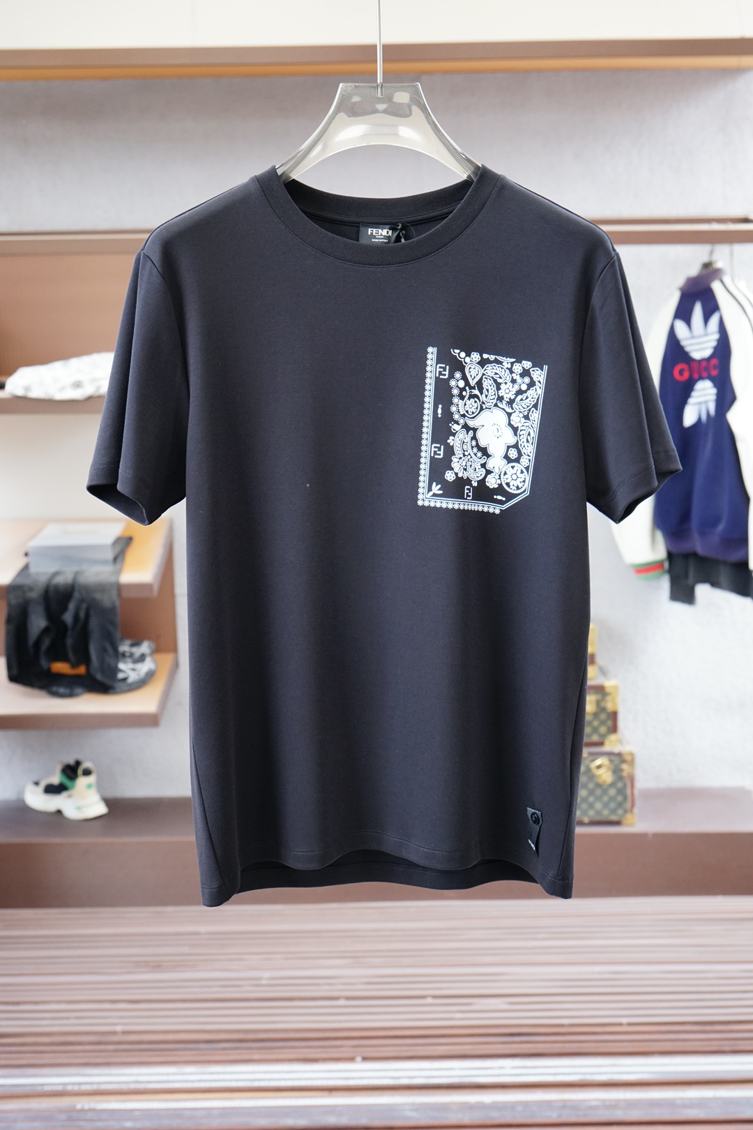 NO:529672,Fendi high-end ready-to-wear autumn and winter basement series!  Mature men, light-client men, favorite styles, the most classic, clean color commuting, versatile and handsome round neck short-sleeved base shirt, the consistent good version, imported original ultra-fine imported soft mercerized cotton. The fabric is soft and elastic. Basic base shirts are indispensable for men's wardrobe. They can be matched with various clothing anytime and anywhere to meet your daily life needs. The fabrics and factories we choose are all used by first-tier brands. The clothes are very simple and very low-key designs. Dear, buy them quickly!  Size M-XX L (model 173120 jin M), fendi, fendi, T-shirt, alexander wang19860909Fendi芬迪 高级成衣 秋冬打底系列！熟男 轻熟男 最爱款式 最经典净色通勤百搭帅气的圆领短袖打底衫 一贯的好版型 进口原版超细进口柔软丝光棉.面料柔软 弹性细腻 男人的衣柜都少不了基础打底衫 随时随地都可以拿来搭配各种服饰 满足您日常生活需求 .我们所选择的面料及工厂都是一线品牌所使用的 ,衣服设计非常的简洁 ,很是低调的设计 亲们赶紧入手！尺码M-XX L（模特173120斤M）,,fendi,fendi,T-shirt,alexander wang,Men's clothing