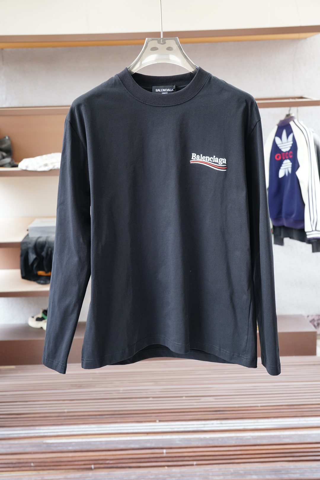 NO:529674,Balenciaga/ Autumn and Winter New Product, Classic 'LOGO Printed Basic Round Neck Long Sleeve T-Shirt Base Shirt! Trading Company Channels are available in a variety of channels, and it is sold simultaneously with GW. It is made of imported 26S double yarn pure cotton material. The fabric is thick and moderate, the texture is soft and dense, crisp and smooth, and the skin has good breathability and moisture absorption. It is matched with the same color dyed ribbed neckline cuff splicing to increase the comfort to 100%. The classic LOGO embroidery design on the garment chest, and the offset logo on the left cuff echoes the quality. The style cut is a slim style. It is very exquisite, showing the aura, and highlighting the exquisiteness of business men. This is the uniqueness, just right slim fit, the upper body effect is very good, size XS- XL,,,balenciaga,tees,t-shirt,alexander wang19860909巴黎世家/ 秋冬新品,男士胸前经典'LOGO印花基础款圆领长袖T恤打底衫！贸易公司渠道稀出,同步GW发售,选用客供进口26S双纱纯棉材质制成,面料厚实适中,质地柔软绵密、挺括垂顺,贴肤具有良好的透气吸湿性,搭配同缸色染罗纹领口袖口拼接,将舒适度提升到百分百,衣身胸前经典LOGO刺绣设计,,搭配左袖口处胶印徽标相呼应,品质的象征.版型剪裁属于修身款 非常精致,显气场,又会凸显商务男士的精致,这就是独到之处,恰到好处的修身,上身效果非常赞, 尺码XS- XL,,,balenciaga,tees，t-shirt,alexander wang,Men's clothing