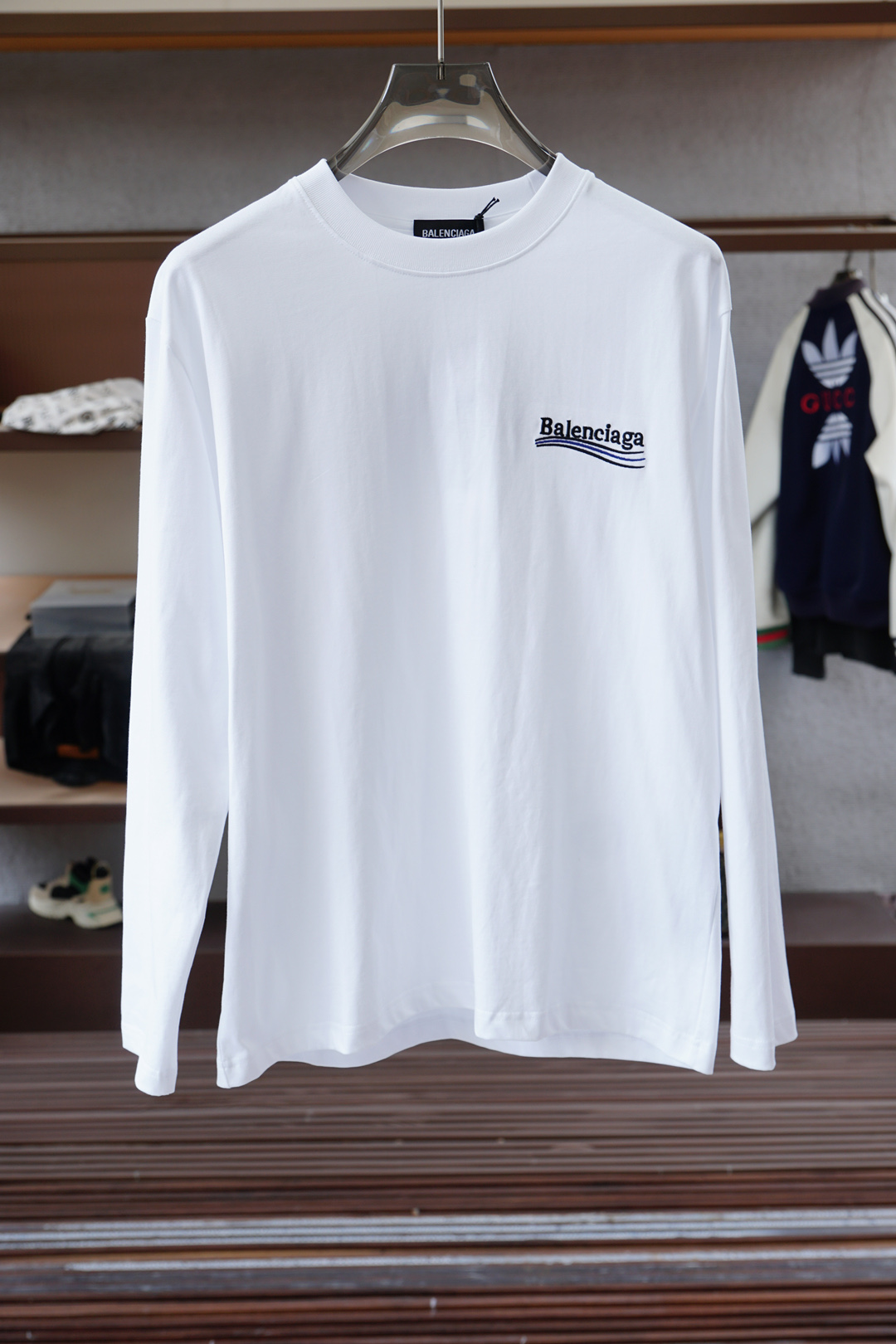 NO:529671,Balenciaga - New autumn and winter products, classic 'LOGO printed basic round neck long-sleeved T-shirt base shirt for men! Trading company channels are rare, and it is sold simultaneously with GW. It is made of imported 26S double yarn pure cotton material. The fabric is thick and moderate, the texture is soft and dense, crisp and smooth, and the skin has good breathability and moisture absorption. It is matched with the same color dyed ribbed collar cuff splicing to increase the comfort to 100%. The classic LOGO embroidery design on the chest of the clothes, and the offset logo on the left cuff echoes the quality. The style and tailoring is very exquisite, showing the aura, and highlighting the exquisiteness of business men. This is the uniqueness, the right slim fit, the upper body effect is very good, size XS- XL,,,balenciaga,tees,t-shirt,alexander wang19860909巴黎世家- 秋冬新品,男士胸前经典'LOGO印花基础款圆领长袖T恤打底衫！贸易公司渠道稀出,同步GW发售,选用客供进口26S双纱纯棉材质制成,面料厚实适中,质地柔软绵密、挺括垂顺,贴肤具有良好的透气吸湿性,搭配同缸色染罗纹领口袖口拼接,将舒适度提升到百分百,衣身胸前经典LOGO刺绣设计,,搭配左袖口处胶印徽标相呼应,品质的象征.版型剪裁属于修身款 非常精致,显气场,又会凸显商务男士的精致,这就是独到之处,恰到好处的修身,上身效果非常赞, 尺码XS- XL,,,balenciaga,tees，t-shirt,alexander wang,Men's clothing