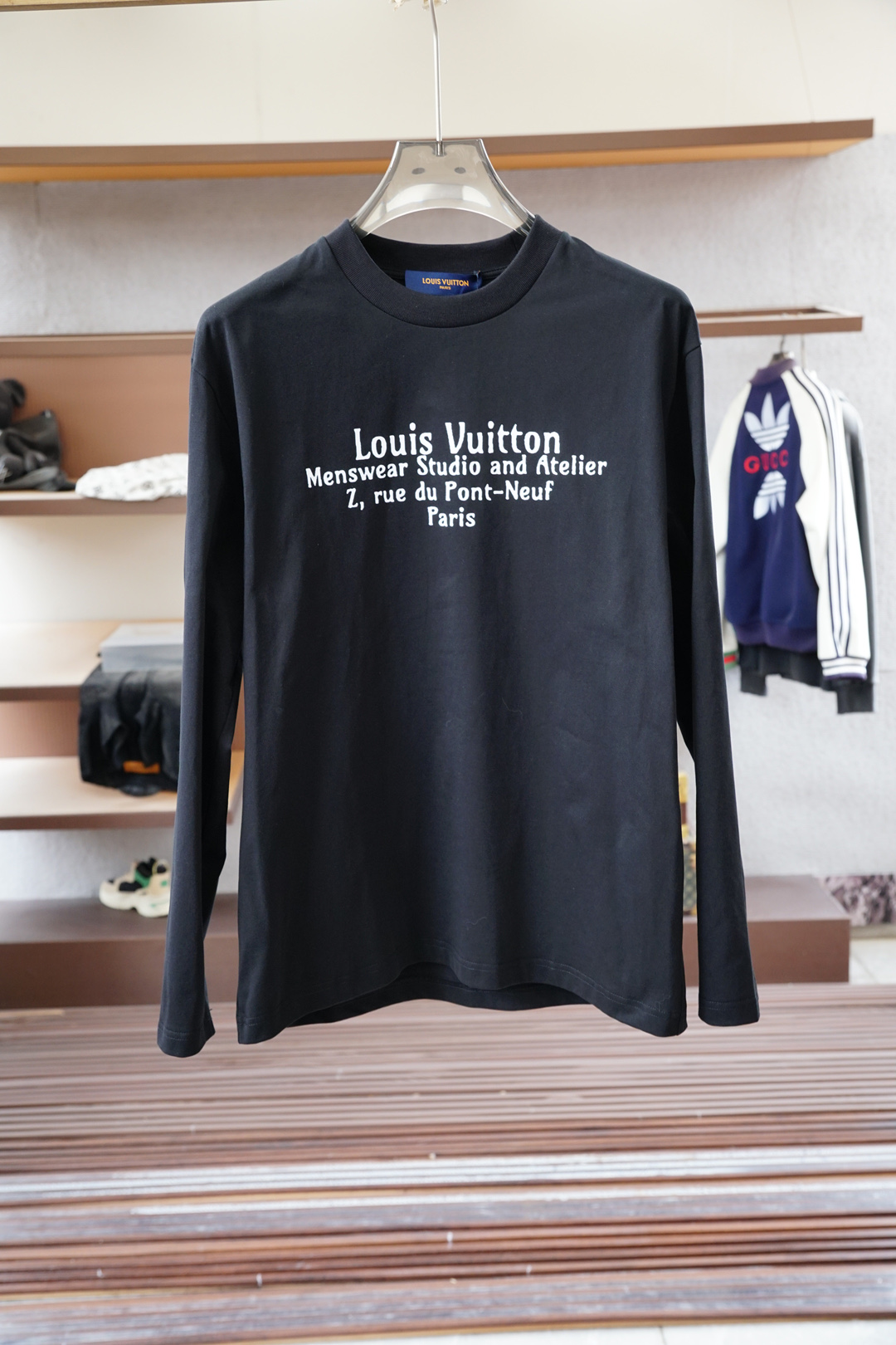 NO:529668,Lv Louis Vuitton - New autumn and winter products, classic 'LOGO printed basic round neck long-sleeved T-shirt base shirt for men! Trading company channels are rare, and it is sold simultaneously with GW. It is made of imported 26S double yarn pure cotton material. The fabric is thick and moderate, the texture is soft and dense, crisp and smooth, and the skin has good breathability and moisture absorption. It is matched with the same color dyed ribbed neckline cuff splicing to increase the comfort to 100%. The classic LOGO embroidery design on the chest of the clothes, and the offset logo on the left cuff echoes the quality. The style cut is a slim style. It is very exquisite, showing the aura, and highlighting the exquisiteness of business men. This is the uniqueness, just right slim fit, the upper body effect is very good, size XS- XL,,,louis vuitton,louis  vuitton,tees,t-shirt,alexander wang19860909Lv 路易威登- 秋冬新品,男士胸前经典'LOGO印花基础款圆领长袖T恤打底衫！贸易公司渠道稀出,同步GW发售,选用客供进口26S双纱纯棉材质制成,面料厚实适中,质地柔软绵密、挺括垂顺,贴肤具有良好的透气吸湿性,搭配同缸色染罗纹领口袖口拼接,将舒适度提升到百分百,衣身胸前经典LOGO刺绣设计,,搭配左袖口处胶印徽标相呼应,品质的象征.版型剪裁属于修身款 非常精致,显气场,又会凸显商务男士的精致,这就是独到之处,恰到好处的修身,上身效果非常赞, 尺码XS- XL,,,louis vuitton,louis vuitton,tees，t-shirt,alexander wang,Men's clothing