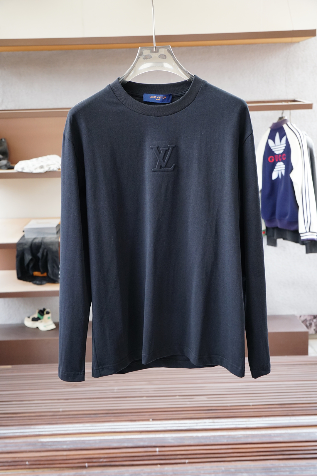 NO:529665,Lv-Louis Vuitton/ Autumn and Winter New Product, Classic 'LOGO Basic Round Neck Long Sleeve T-shirt Base Shirt! Trading Company Channels are available in a variety of channels, and it is sold simultaneously with GW. It is made of imported 26S double yarn pure cotton material. The fabric is thick and moderate, the texture is soft and dense, crisp and smooth, and the skin has good breathability and moisture absorption. It is matched with the same color dyed ribbed neckline cuff splicing to increase the comfort to 100%. The classic LOGO embroidery design on the chest of the clothes, and the offset logo on the left cuff echoes the quality. The style cut is a slim style. It is very exquisite, showing the aura, and highlighting the exquisiteness of business men. This is the uniqueness, just right slim fit, the upper body effect is very good, size XS- XL,,,louis vuitton,louis  vuitton,tees,t-shirt,alexander wang19860909Lv-路易威登/ 秋冬新品,男士胸前经典'LOGO基础款圆领长袖T恤打底衫！贸易公司渠道稀出,同步GW发售,选用客供进口26S双纱纯棉材质制成,面料厚实适中,质地柔软绵密、挺括垂顺,贴肤具有良好的透气吸湿性,搭配同缸色染罗纹领口袖口拼接,将舒适度提升到百分百,衣身胸前经典LOGO刺绣设计,,搭配左袖口处胶印徽标相呼应,品质的象征.版型剪裁属于修身款 非常精致,显气场,又会凸显商务男士的精致,这就是独到之处,恰到好处的修身,上身效果非常赞, 尺码XS- XL,,,louis vuitton,louis vuitton,tees，t-shirt,alexander wang,Men's clothing