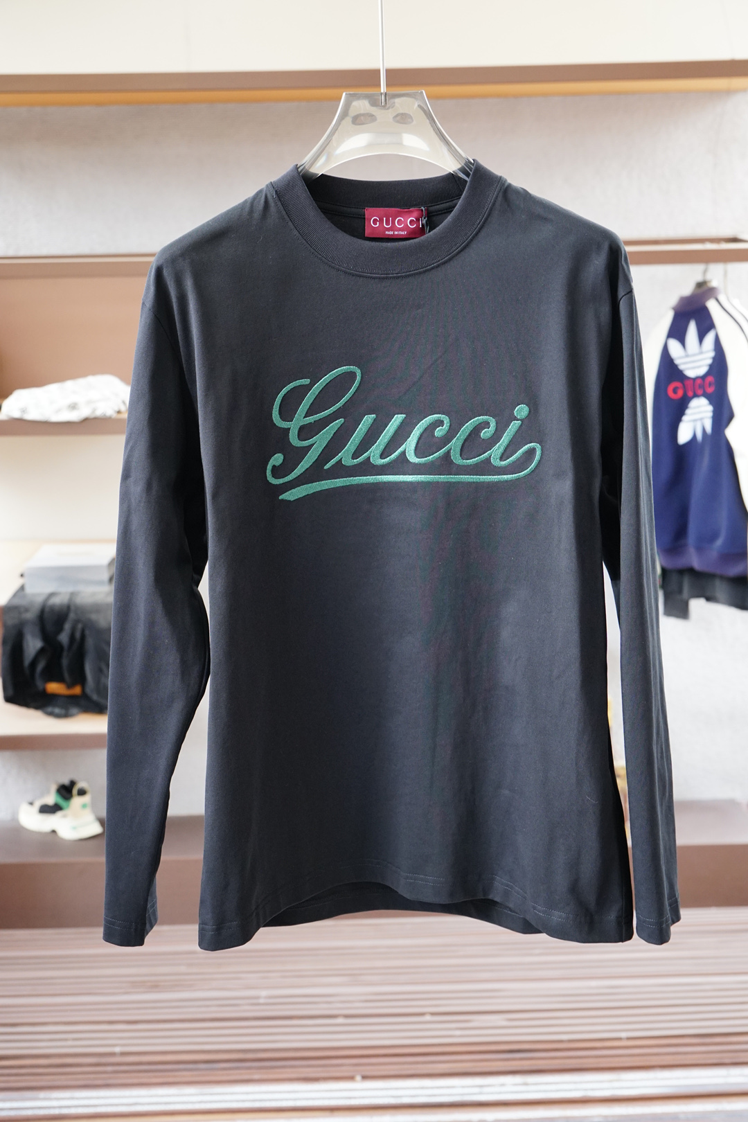 NO:529677,Gucci / Autumn and winter new product, classic 'LOGO printed basic round neck long-sleeved T-shirt base shirt for men! Trading company channels are rare, and it is sold simultaneously with GW. It is made of imported 26S double yarn pure cotton material. The fabric is thick and moderate, the texture is soft and dense, crisp and smooth, and the skin has good breathability and moisture absorption. It is matched with the same color dyed ribbed neckline cuff splicing to increase the comfort to 100%. The classic LOGO embroidery design on the garment chest, and the offset logo on the left cuff echoes the quality. The style cut is a slim style. It is very exquisite, showing the aura, and highlighting the exquisiteness of business men. This is the uniqueness, just right slim fit, the upper body effect is very good, size XS- XL,,,gucci,tees, t-shirt,alexander wang19860909Gucci古奇/ 秋冬新品,男士胸前经典'LOGO印花基础款圆领长袖T恤打底衫！贸易公司渠道稀出,同步GW发售,选用客供进口26S双纱纯棉材质制成,面料厚实适中,质地柔软绵密、挺括垂顺,贴肤具有良好的透气吸湿性,搭配同缸色染罗纹领口袖口拼接,将舒适度提升到百分百,衣身胸前经典LOGO刺绣设计,,搭配左袖口处胶印徽标相呼应,品质的象征.版型剪裁属于修身款 非常精致,显气场,又会凸显商务男士的精致,这就是独到之处,恰到好处的修身,上身效果非常赞, 尺码XS- XL,,,gucci,tees，t-shirt,alexander wang,Men's clothing