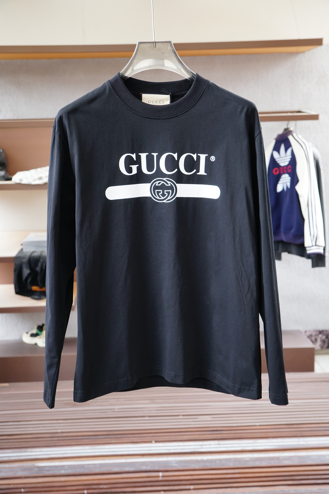 NO:607793,Gucci/  2025 autumn and winter new products, men's classic 'LOGO printed on the chest' basic round neck long-sleeved T-shirt bottoming shirt! The trading company channel is rare, and it is sold at GW simultaneously. It is made of 26S double yarn pure cotton imported from customers. The fabric is thick and moderate, and the texture is soft and dense, crisp and drapey.  Smooth, close to the skin and has good breathability and moisture absorption. It is matched with the same vat dyed rib collar and cuff splicing to increase the comfort level to 100%. The classic LOGO embroidery design on the chest of the body is matched with the offset printed logo on the left cuff, which is a symbol of quality. The tailoring is a slim fit.  It is very exquisite, shows aura, and highlights the sophistication of business men. This is unique. It has just the right fit and the upper body effect is very good. Sizes XS- XL,,,gucci,tees,t-shirt,alexander wang19860909Gucci古奇/ 2025秋冬新品,男士胸前经典'LOGO印花基础款圆领长袖T恤打底衫！贸易公司渠道稀出,同步GW发售,选用客供进口26S双纱纯棉材质制成,面料厚实适中,质地柔软绵密、挺括垂顺,贴肤具有良好的透气吸湿性,搭配同缸色染罗纹领口袖口拼接,将舒适度提升到百分百,衣身胸前经典LOGO刺绣设计,,搭配左袖口处胶印徽标相呼应,品质的象征.版型剪裁属于修身款 非常精致,显气场,又会凸显商务男士的精致,这就是独到之处,恰到好处的修身,上身效果非常赞, 尺码XS- XL,,,gucci,tees，t-shirt,alexander wang,Men's clothing