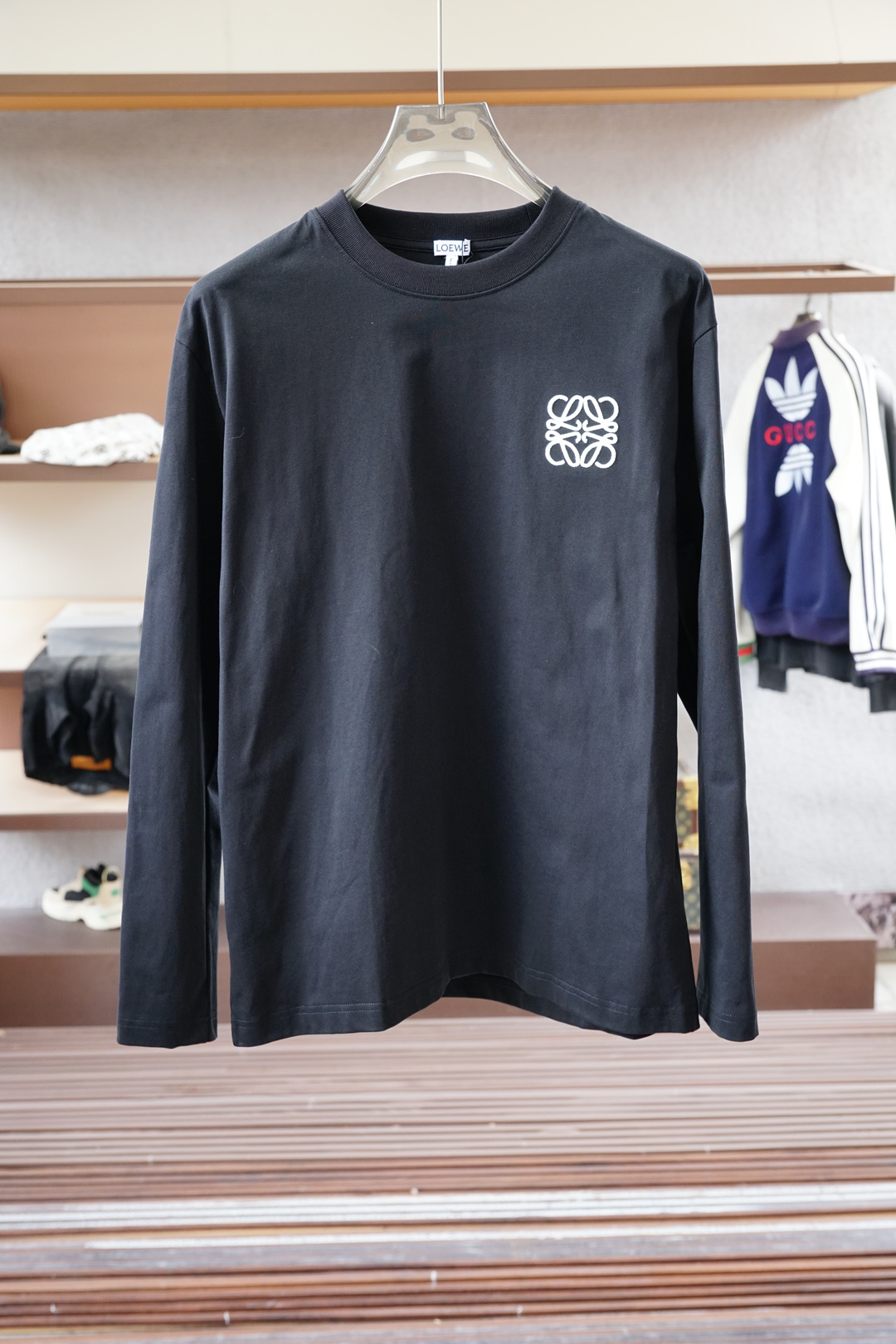 NO:607789,Loewe Loewe-  2025 autumn and winter new products, men's classic 'LOGO embroidered basic round neck long-sleeved T-shirt base shirt on the chest! Trading company channels are rare, and they are sold at the same time as GW. It is made of 26S double yarn pure cotton imported from customers. The fabric is thick and moderate, and the texture is soft and dense, crisp and drapey.  Smooth, close to the skin and has good breathability and moisture absorption. It is matched with the same vat dyed rib collar and cuff splicing to increase the comfort level to 100%. The classic LOGO embroidery design on the chest of the body is matched with the offset printed logo on the left cuff, which is a symbol of quality. The tailoring is a slim fit.  It is very exquisite, shows aura, and highlights the sophistication of business men. This is unique. It has just the right fit and the upper body effect is very good. Sizes XS- XL,,,loewe,loewe,tees,t-shirt,alexander wang19860909Loewe罗意威- 2025秋冬新品,男士胸前经典'LOGO绣花基础款圆领长袖T恤打底衫！贸易公司渠道稀出,同步GW发售,选用客供进口26S双纱纯棉材质制成,面料厚实适中,质地柔软绵密、挺括垂顺,贴肤具有良好的透气吸湿性,搭配同缸色染罗纹领口袖口拼接,将舒适度提升到百分百,衣身胸前经典LOGO刺绣设计,,搭配左袖口处胶印徽标相呼应,品质的象征.版型剪裁属于修身款 非常精致,显气场,又会凸显商务男士的精致,这就是独到之处,恰到好处的修身,上身效果非常赞, 尺码XS- XL,,,loewe,loewe,tees，t-shirt,alexander wang,Men's clothing