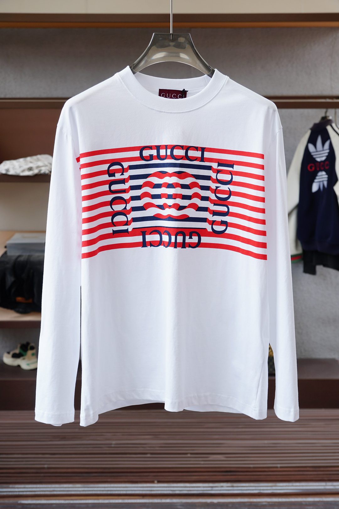 NO:607785,Gucci/  2025 autumn and winter new products, men's classic 'LOGO printed on the chest' basic round neck long-sleeved T-shirt bottoming shirt! The trading company channel is rare, and it is sold at GW simultaneously. It is made of 26S double yarn pure cotton imported from customers. The fabric is thick and moderate, and the texture is soft and dense, crisp and drapey.  Smooth, close to the skin and has good breathability and moisture absorption. It is matched with the same vat dyed rib collar and cuff splicing to increase the comfort level to 100%. The classic LOGO embroidery design on the chest of the body is matched with the offset printed logo on the left cuff, which is a symbol of quality. The tailoring is a slim fit.  It is very exquisite, shows aura, and highlights the sophistication of business men. This is unique. It has just the right fit and the upper body effect is very good. Sizes XS- XL,,,gucci,tees,t-shirt,alexander wang19860909Gucci古奇/ 2025秋冬新品,男士胸前经典'LOGO印花基础款圆领长袖T恤打底衫！贸易公司渠道稀出,同步GW发售,选用客供进口26S双纱纯棉材质制成,面料厚实适中,质地柔软绵密、挺括垂顺,贴肤具有良好的透气吸湿性,搭配同缸色染罗纹领口袖口拼接,将舒适度提升到百分百,衣身胸前经典LOGO刺绣设计,,搭配左袖口处胶印徽标相呼应,品质的象征.版型剪裁属于修身款 非常精致,显气场,又会凸显商务男士的精致,这就是独到之处,恰到好处的修身,上身效果非常赞, 尺码XS- XL,,,gucci,tees，t-shirt,alexander wang,Men's clothing