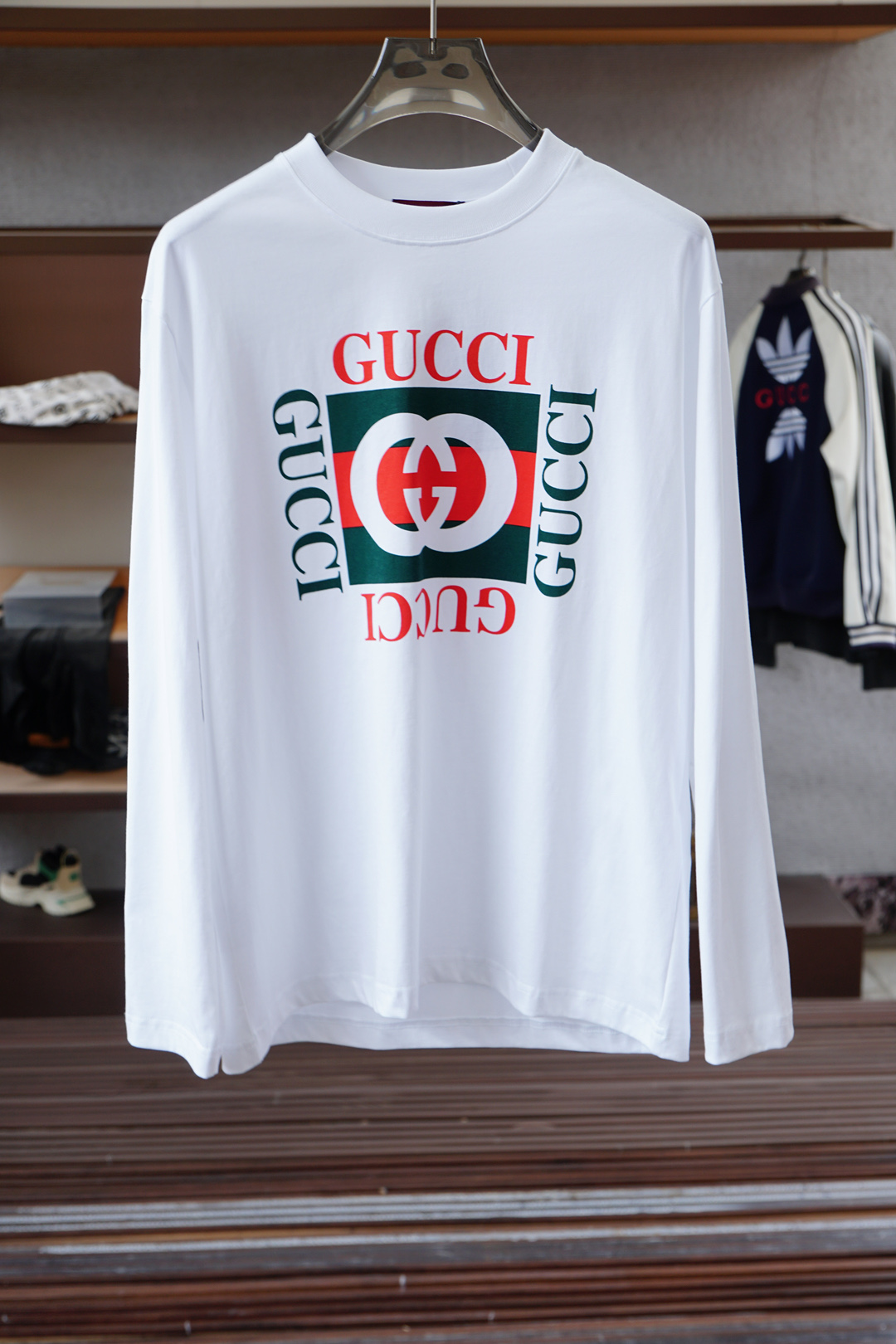 NO:607781,Gucci/  2025 autumn and winter new products, men's classic 'LOGO embroidered basic round neck long-sleeved T-shirt base shirt on the chest! Trading company channels are rare, and it is sold at the same time as GW. It is made of 26S double yarn pure cotton imported from customers. The fabric is thick and moderate, and the texture is soft and dense, crisp and drapey.  Smooth, close to the skin and has good breathability and moisture absorption. It is matched with the same vat dyed rib collar and cuff splicing to increase the comfort level to 100%. The classic LOGO embroidery design on the chest of the body is matched with the offset printed logo on the left cuff, which is a symbol of quality. The tailoring is a slim fit.  It is very exquisite, shows aura, and highlights the sophistication of business men. This is unique. It has just the right fit and the upper body effect is very good. Sizes XS- XL,,,gucci,tees,t-shirt,alexander wang19860909Gucci古奇/ 2025秋冬新品,男士胸前经典'LOGO刺绣基础款圆领长袖T恤打底衫！贸易公司渠道稀出,同步GW发售,选用客供进口26S双纱纯棉材质制成,面料厚实适中,质地柔软绵密、挺括垂顺,贴肤具有良好的透气吸湿性,搭配同缸色染罗纹领口袖口拼接,将舒适度提升到百分百,衣身胸前经典LOGO刺绣设计,,搭配左袖口处胶印徽标相呼应,品质的象征.版型剪裁属于修身款 非常精致,显气场,又会凸显商务男士的精致,这就是独到之处,恰到好处的修身,上身效果非常赞, 尺码XS- XL,,,gucci,tees，t-shirt,alexander wang,Men's clothing