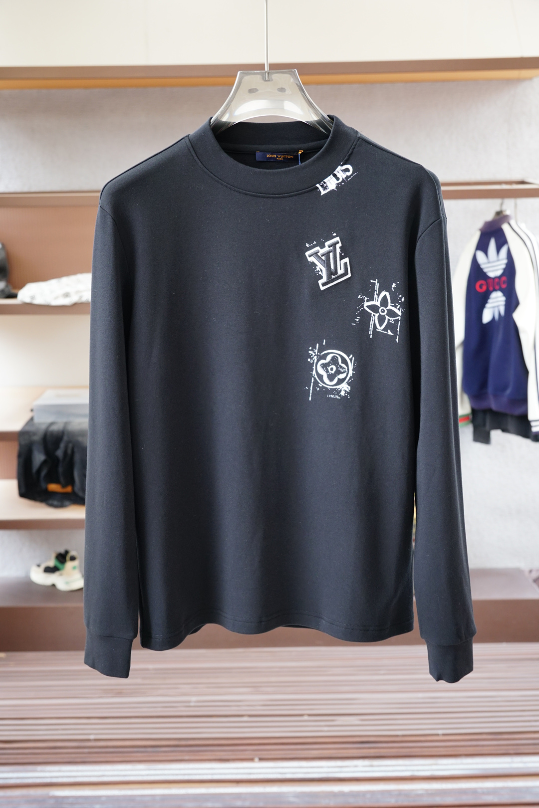 NO:529663,- Lv Louis Vuitton - New autumn basement series. Men's round neck, long sleeves, luxury brand letters, LOGO logo, and the upper body can be appreciated by the youth and fashion sense brought by this design!  The overall style is fashionable and trendy, using top European double-sided mercerized cotton fabric, soft, skin-friendly and breathable, and has a very crisp and drape feeling. The upper body is fashionable and fashionable, and it is a must-have item in summer!  2 colors optional # size M-3XL, louis vuitton, louis vuitton, alexander wang19860909- Lv路易威登-秋季打底系列新品 男士圆领长袖奢华品牌字母LOGO标识标注上身就能体会这款设计带来的年轻与时尚感！整体时尚而有潮流,采用顶级欧洲双面丝光棉面料 柔软亲肤透气 ,又有很好的挺括 垂感 上身时尚潮流色系,夏季必备单品！2色可选#尺码M-3XL,,louis vuitton,louis vuitton,alexander wang,Men's clothing