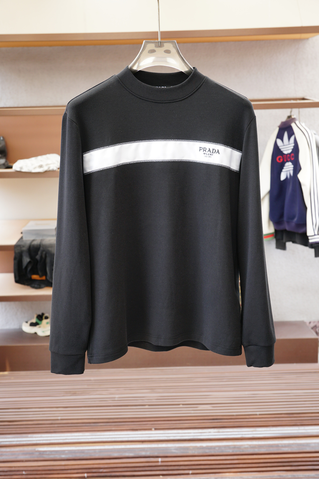 NO:529660,- Prada - New autumn basement series. Men's round neck, long sleeves, luxury brand letters, LOGO logo, and you can appreciate the youthfulness and fashion sense brought by this design!  The overall style is fashionable and trendy, using top European double-sided mercerized cotton fabric, soft, skin-friendly and breathable, and has a very crisp and drape feeling. The upper body is fashionable and fashionable, and it is a must-have item in summer!  2 colors available #size M-3XL, prada, prada, alexander wang19860909- Prada普拉达-秋季打底系列新品 男士圆领长袖奢华品牌字母LOGO标识标注上身就能体会这款设计带来的年轻与时尚感！整体时尚而有潮流,采用顶级欧洲双面丝光棉面料 柔软亲肤透气 ,又有很好的挺括 垂感 上身时尚潮流色系,夏季必备单品！2色可选#尺码M-3XL,,prada,prada,alexander wang,Men's clothing