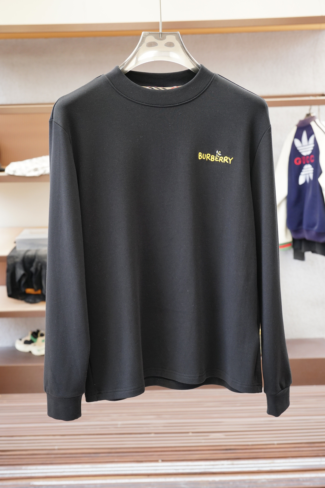 NO:529657,- BBR Burberry 1 autumn basement series new products. Men's round neck, long sleeves, luxury brand letters LOGO logo marked on the upper body can experience the youthfulness and fashion sense brought by this design!  The overall style is fashionable and trendy, using top European double-sided mercerized cotton fabric, soft, skin-friendly and breathable, and has a very crisp and drape feeling. The upper body is fashionable and fashionable, and it is a must-have item in summer!  2 colors available #size M-3XL, burberry, alexander wang19860909- BBR巴宝莉1秋季打底系列新品 男士圆领长袖奢华品牌字母LOGO标识标注上身就能体会这款设计带来的年轻与时尚感！整体时尚而有潮流,采用顶级欧洲双面丝光棉面料 柔软亲肤透气 ,又有很好的挺括 垂感 上身时尚潮流色系,夏季必备单品！2色可选#尺码M-3XL,,burberry,alexander wang,Men's clothing