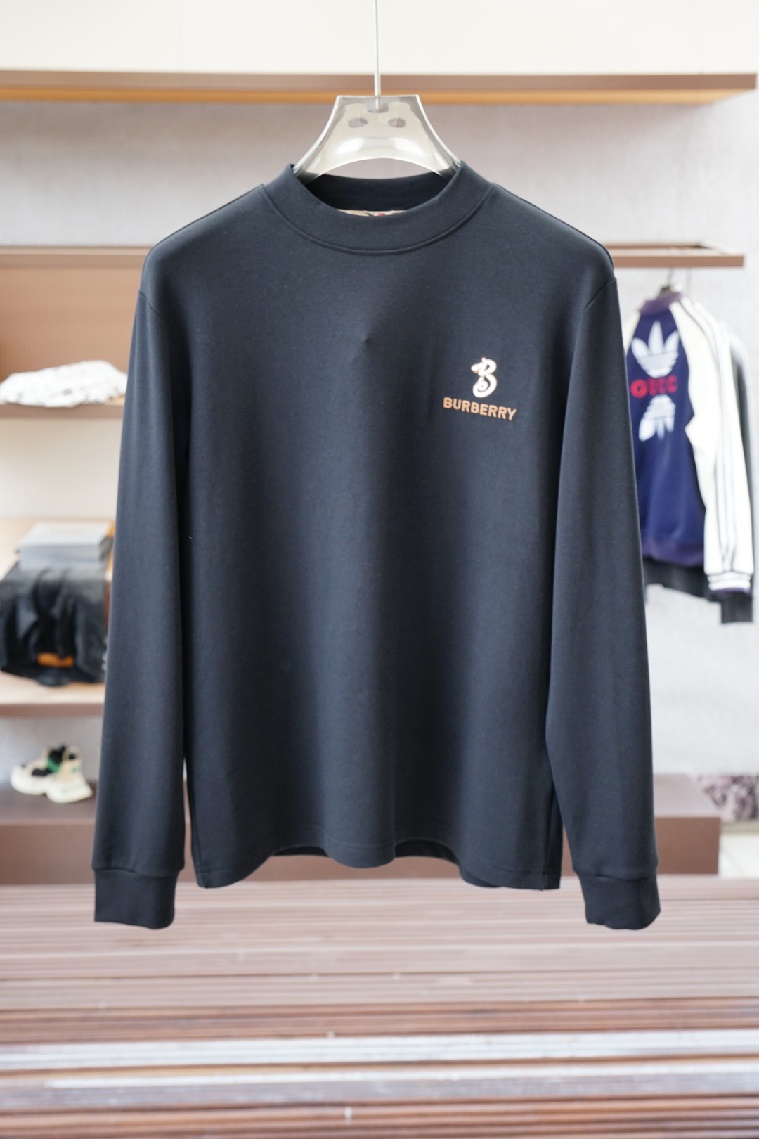 NO:529654,- BBR Burberry - New autumn basement series. Men's round neck, long sleeves, luxury brand letters, LOGO logo, and you can appreciate the youthfulness and fashion sense brought by this design!  The overall style is fashionable and trendy, using top European double-sided mercerized cotton fabric, soft, skin-friendly and breathable, and has a very crisp and drape feeling. The upper body is fashionable and fashionable, and it is a must-have item in summer!  2 colors available #size M-3XL, burberry, alexander wang19860909- BBR巴宝莉-秋季打底系列新品 男士圆领长袖奢华品牌字母LOGO标识标注上身就能体会这款设计带来的年轻与时尚感！整体时尚而有潮流,采用顶级欧洲双面丝光棉面料 柔软亲肤透气 ,又有很好的挺括 垂感 上身时尚潮流色系,夏季必备单品！2色可选#尺码M-3XL,,burberry,alexander wang,Men's clothing