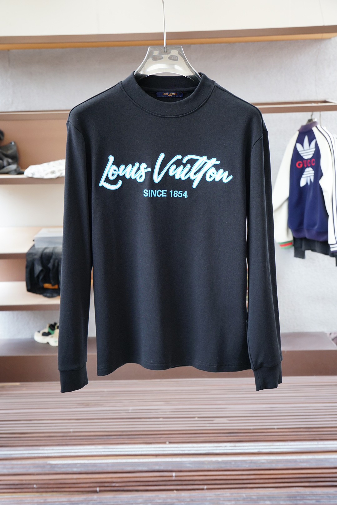 NO:529680,- Lv Louis Vuitton - New autumn basement series. Men's round neck, long sleeves, luxury brand letters, LOGO logo, and the upper body can be appreciated by the youth and fashion sense brought by this design!  The overall style is fashionable and trendy, using top European double-sided mercerized cotton fabric, soft, skin-friendly and breathable, and has a very crisp and drape feeling. The upper body is fashionable and fashionable, and it is a must-have item in summer!  2 colors optional # size M-3XL, louis vuitton, louis vuitton, alexander wang19860909- Lv路易威登-秋季打底系列新品 男士圆领长袖奢华品牌字母LOGO标识标注上身就能体会这款设计带来的年轻与时尚感！整体时尚而有潮流,采用顶级欧洲双面丝光棉面料 柔软亲肤透气 ,又有很好的挺括 垂感 上身时尚潮流色系,夏季必备单品！2色可选#尺码M-3XL,,louis vuitton,louis vuitton,alexander wang,Men's clothing