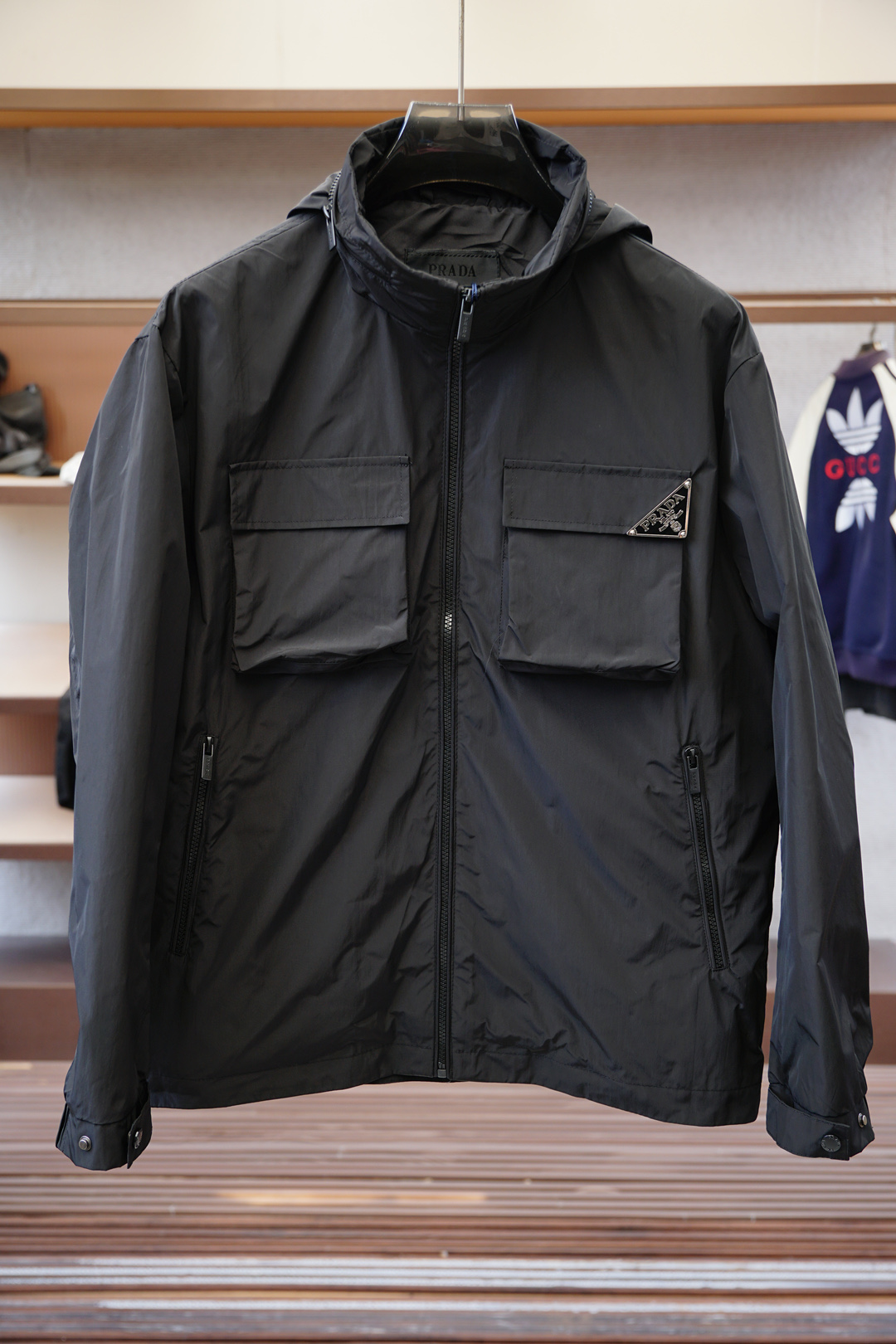 NO:529691,, Prada/New P home Re-Nylon Recycled Nylon Material Contrasted Zippered Plate Flying Stand Collar Jacket, Men's Chest Metal Triangle Decorative Light Jacket. Order in the same channel in Romania, the most anticipated boutique products are coming, Contrasted Zippered Plate Flying Design, Classic Urban Outdoor Care Business Style, Full of Crafts and Appearance!  It is built with the usual hit classic jacket style, but the highlights of this model are indeed beyond the past. The contrasting zippered placket, the iconic metal triangle logo embellishment on the chest, and the recycled nylon waterproof fabric are specially designed for outdoor use. It can be said that the whole body is 360 degrees. It perfectly improves the grade of the entire jacket, and the high-end luxury you can get at a glance!  Custom-made metal zippers are equipped with clear and exquisite brand logo embellishments, suitable for all men and for all occasions, and are the most commuter functional jackets. P home’s unique technology nylon material has a subtle touch and a seductive gloss, and the comfort of the upper body is absolutely to the top. With the top craftsmanship and various details, they are representative of the craftsman spirit of P home. This kind of detail creation is enough to make people feel the level of this style intuitively and three-dimensionally, which adds points to the wearer!  !  Size M-3XL, prada, prada, jackets & coats, jackets & coats, alexander wang19860909, Prada普拉达/新款P家Re-Nylon再生尼龙材质撞色拉链门襟立领外套,男士胸前金属三角标装饰轻便夹克.罗马尼亚同渠道订单,最为期待的精品狠货来袭,撞色拉链门襟设计,经典都市户外休闲商务风格,工艺与颜值拉满！ 秉承着一贯的爆款经典夹克版型打造,但是此款的看点确实超越以往.撞色拉链门襟,胸前标志性金属三角徽标点缀,再生尼龙防水面料,专为户外打造,可以说浑身上下360度都皆是看点.完美提升整件夹克的档次,一眼便能GET到的高端奢华感！客供定制金属拉链,拉链标识刻有清晰精致的品牌LOGO点缀,适合一切男人,适合一切场合,可谓是最通勤的功能性夹克外套. P家独有的科技尼龙材质,触感微妙,光泽度更是撩人,上身舒适度绝对到顶.加上顶级的工艺打造,各种细节的处理,都是P家工匠精神的代表,这种细节的打造,足以让人直观立体的感受到此款的档次所在,更为穿着者加分！！尺码M-3XL,,prada,prada,jackets & coats,jackets & coats,alexander wang,Men's clothing