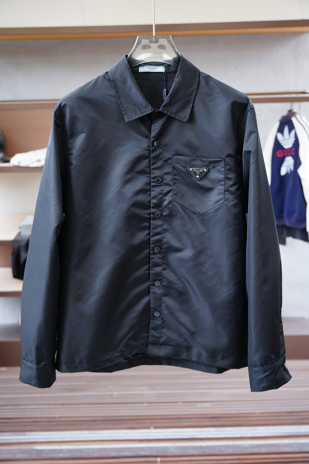 NO:529689,Prada/New PHR Re-Nylon Recycled Nylon Material Contrasted Zippered Plate-Boarded Stand Collar Jacket, Men's Metal Triangle Decorative Light Jacket. Order in the same channel in Romania, the most anticipated boutique products are coming, the contrasting zippered placket design, classic urban outdoor casual business style, craftsmanship and appearance are full!  It is built with the usual hit classic jacket style, but the highlights of this model are indeed beyond the past. The contrasting zippered placket, the iconic metal triangle logo embellishment on the chest, and the recycled nylon waterproof fabric are specially designed for outdoor use. It can be said that the whole body is 360 degrees. It perfectly improves the grade of the entire jacket, and the high-end luxury you can get at a glance!  Custom-made metal zippers are equipped with clear and exquisite brand logo embellishments, suitable for all men and for all occasions, and are the most commuter functional jackets. P home’s unique technology nylon material has a subtle touch and a seductive gloss, and the comfort of the upper body is absolutely to the top. With the top craftsmanship and various details, they are representative of the craftsman spirit of P home. This kind of detail creation is enough to make people feel the level of this style intuitively and three-dimensionally, which adds points to the wearer!  !  Size M-3XL, prada, prada, jackets & coats, jackets & coats, alexander wang19860909Prada普拉达/新款P家Re-Nylon再生尼龙材质撞色拉链门襟立领外套,男士胸前金属三角标装饰轻便夹克.罗马尼亚同渠道订单,最为期待的精品狠货来袭,撞色拉链门襟设计,经典都市户外休闲商务风格,工艺与颜值拉满！ 秉承着一贯的爆款经典夹克版型打造,但是此款的看点确实超越以往.撞色拉链门襟,胸前标志性金属三角徽标点缀,再生尼龙防水面料,专为户外打造,可以说浑身上下360度都皆是看点.完美提升整件夹克的档次,一眼便能GET到的高端奢华感！客供定制金属拉链,拉链标识刻有清晰精致的品牌LOGO点缀,适合一切男人,适合一切场合,可谓是最通勤的功能性夹克外套. P家独有的科技尼龙材质,触感微妙,光泽度更是撩人,上身舒适度绝对到顶.加上顶级的工艺打造,各种细节的处理,都是P家工匠精神的代表,这种细节的打造,足以让人直观立体的感受到此款的档次所在,更为穿着者加分！！尺码M-3XL,,prada,prada,jackets & coats,jackets & coats,alexander wang,Men's clothing