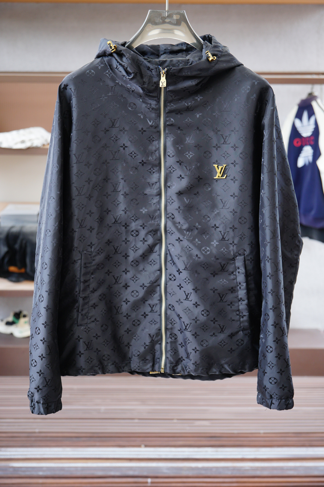 NO:529687,Lv Louis Vuitton - New autumn and winter style. FW autumn and winter new products for sale in the cabinet, luxurious style. The windproof and hydrophobic surface is made of microfiber blend to create a natural water-abundant and hydrophobic effect, and reject the sultry and hot fit of the composite coating to show the ultimate color of luxury. The red and green webbing body jacquard fabric in the details is customized riri hardware to feel the top fashion trend. Black color Size M-3XL,,louis vuitton,louis vuitton,alexander wang19860909Lv 路易威登- 秋冬力作新款 柜柜在售的 FW秋冬新品,奢华风格.防风疏水面采用超细纤维混纺,打造自然的聚水疏水效果,拒绝化合涂层的闷热贴身展现奢华感的极品色彩.细节处的红绿织带衣身提花面料定制riri五金件,感受顶尖穿搭潮流. 颜色黑 尺码M-3XL,,louis vuitton,louis vuitton,alexander wang,Men's clothing