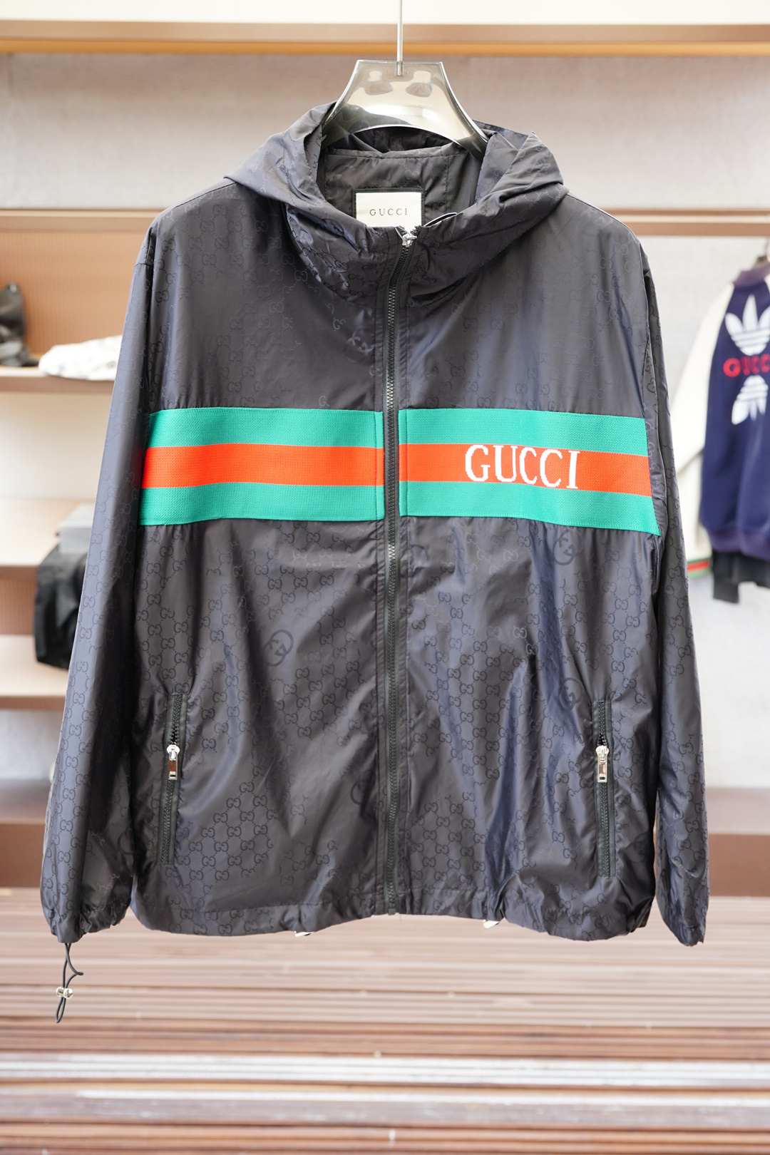 NO:529685,Gucci - A new autumn and winter model. FW autumn and winter new products for sale in the cabinet, luxurious style. The windproof and hydrophobic surface is made of microfiber blend to create a natural water-abundant and hydrophobic effect, and reject the sultry and hot fit of the composite coating to show the ultimate color of luxury. The red and green webbing body jacquard fabric in the details is customized riri hardware to feel the top fashion trend. Black color Size M-3XL, gucci, alexander wang19860909Gucci古奇- 秋冬力作新款 柜柜在售的 FW秋冬新品,奢华风格.防风疏水面采用超细纤维混纺,打造自然的聚水疏水效果,拒绝化合涂层的闷热贴身展现奢华感的极品色彩.细节处的红绿织带衣身提花面料定制riri五金件,感受顶尖穿搭潮流. 颜色黑 尺码M-3XL,,gucci,alexander wang,Men's clothing