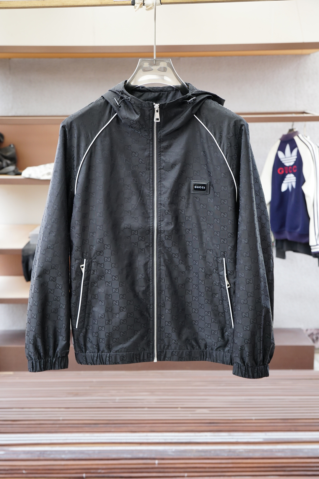 NO:529701,Gucci - SS early autumn new product, dark pattern jacquard hooded jacket. Customer-supplied hardware and decorative accessories, the fabric uses double-layer polyester fiber composite fabric, which refers to a fabric composed of a special process. This fabric combines cotton comfort and breathability, and can only restore the density texture of the fabric after being combined. It is silky and elastic. The jacquard technology forms a pattern through the interweaving of warp and weft lines during the weaving process. Full-print jacquard means that the entire fabric is covered with fine patterns, Monogram printing logo, this process makes the fabric more visually rich and three-dimensional, and also increases the uniqueness and recognition of the product. ……………………………………………………………………………………………………………………………………………………………………………………………………………………………………………………………………………………………………………………………………………………………………………………………………………………………………………………………………………………………………………………………………………………………………………………………………………………………………………………………………………………………………………………………………………………………………………………………………………………………………………………………………………………………………………………………………………19860909Gucci古奇-SS早秋新品 暗纹提花连帽夹克.客供五金装饰辅料,面料采用了双层聚酯纤维复合面料指的是特殊工艺复合而成的一种面料.这种面料结合棉舒适性和透气性,复合后才能还原面料的密度质感,丝滑有弹力,提花工艺在织造过程中通过经纬线的交织形成图案的织造技术.满印提花则意味着整个面料上都布满了精细的图案,Monogram印花标志,这种工艺使得面料在视觉上更加丰富和立体,同时也增加了产品的独特性和辨识度. …………………………………………………… SizeM-X XXL,,,gucci,jackets & coats,hats,alexander wang,Men's clothing