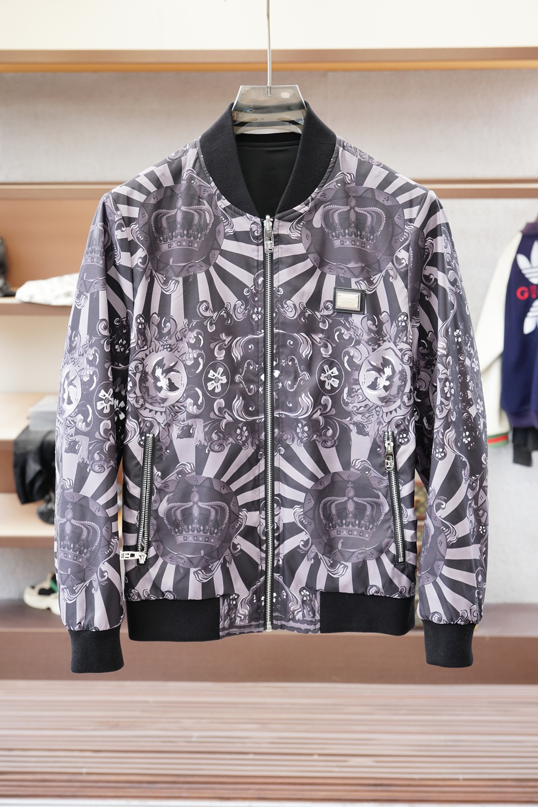 NO:529699,DG/Autumn Jacket Double-Sided Jacket!  This year's new counter products, men's ultra-soft polyester fiber fabric, cool jacket, fashionable and urban versatile style, the special fabrics are all ultra-thin polyester fiber fabric imported from the UK, with a light luster, unique texture, soft and smooth feel, which is not a product that ordinary fabrics can compare with. The regular hooded design and the hem's iconic logo modification!  Very charming design, with no lining inner seam and edging technology, very detailed, it is very difficult to make such a thin fabric, and it is a very technical one. Details determine the high-end. The minimalist seasonal design elements, a must-have item for trendy men, a perfect slim fit style, highly recommended!  Size M-3XL, Jackets & coats, Jackets & coats, Hats, Alexander wang19860909DG/秋季夹克双面外套！今年的专柜新品,男士超软聚酯纤维面料帅酷爆款 外套.时尚都市百搭款,特供面料都是英国进口的超薄聚酯纤维纤维面料,淡淡光泽,质感独特,手感柔嫩顺滑,不是一般面料所能对比的产品.常规的连帽设计,下摆标志性logo修饰！非常极具魅力的设计,无里布内缝包边工艺,细节非常到位,这么薄的面料做出来非常有难度,要非常讲究技术的一款,细节决定高端.极简当季的设计元素,潮男必备单品,完美修身版型,强烈推荐！尺码M-3XL,,jackets & coats,jackets & coats,hats,alexander wang,Men's clothing