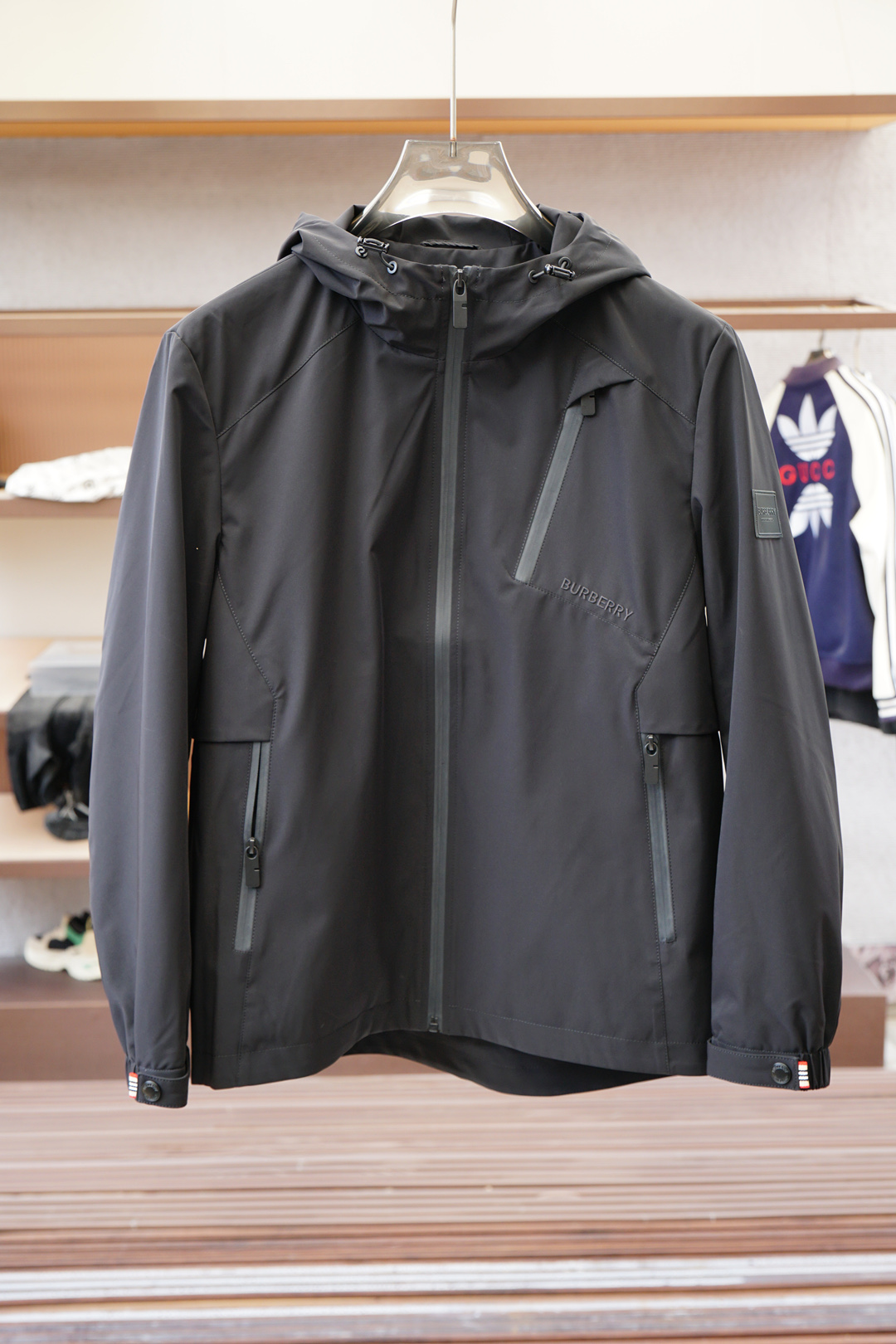 NO:529697,BBR Burberry - Fall Jacket Jacket!  This year's new counter products, men's ultra-soft polyester fiber fabric, cool jacket, fashionable and urban versatile style, the special fabrics are all ultra-thin polyester fiber fabric imported from the UK, with a light luster, unique texture, soft and smooth feel, which is not a product that ordinary fabrics can compare with. The regular hooded design and the hem's iconic logo modification!  Very charming design, with no lining inner seam and edging technology, very detailed, it is very difficult to make such a thin fabric, and it is a very technical one. Details determine the high-end. The minimalist seasonal design elements, a must-have item for trendy men, a perfect slim fit style, highly recommended!  Size M-3XL, Burberry, Jackets & coats, Jackets & coats, Hats, Alexander wang19860909BBR 巴宝莉-秋季夹克外套！今年的专柜新品,男士超软聚酯纤维面料帅酷爆款 外套.时尚都市百搭款,特供面料都是英国进口的超薄聚酯纤维纤维面料,淡淡光泽,质感独特,手感柔嫩顺滑,不是一般面料所能对比的产品.常规的连帽设计,下摆标志性logo修饰！非常极具魅力的设计,无里布内缝包边工艺,细节非常到位,这么薄的面料做出来非常有难度,要非常讲究技术的一款,细节决定高端.极简当季的设计元素,潮男必备单品,完美修身版型,强烈推荐！尺码M-3XL,,burberry,jackets & coats,jackets & coats,hats,alexander wang,Men's clothing